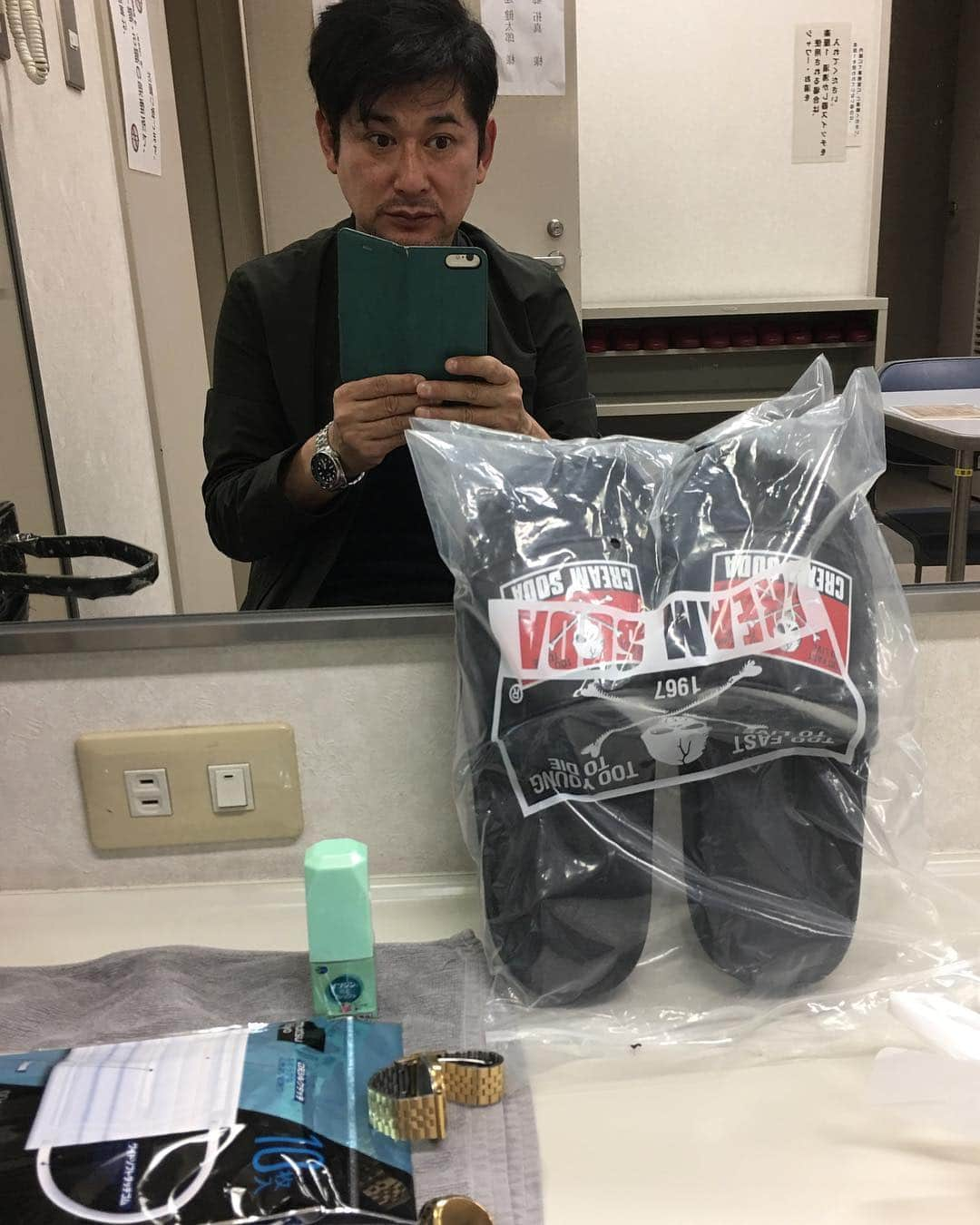 湯江タケユキさんのインスタグラム写真 - (湯江タケユキInstagram)「平成 最後のお買い物は #creamsoda#シャワーサンダル #楽屋用  いよいよ令和ですね！」4月30日 17時58分 - takeyukiyue