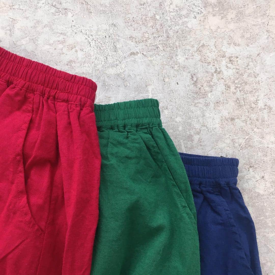 シャンブルオフィシャルさんのインスタグラム写真 - (シャンブルオフィシャルInstagram)「＊ 贅沢な時間をゆったり過ごすブランド、 マッシュルームより新作をご紹介。 . ぱっと目を引く赤色のギャザースカートでふんわりシルエットに。爽やかな白×黒のストライプがより引き立たせてくれます。 こちらのスカートは鮮やかな赤、青、緑の3色展開です。 . /Brand:Mushroom ワンピース 3,900円 （576-1663他） Ｔシャツ 2,900円 （571-0326他） スカート 3,900円 （574-0042他） サンダル　2,900円 （661-0119他） . #chambre #シャンブル #マッシュルーム #mushroom #tsukuruandlin #ツクルアンドリン #ナチュラル #コーディネート  店舗によって在庫が異なります。 売り切れの場合はご容赦下さい。」4月30日 17時59分 - grchambre