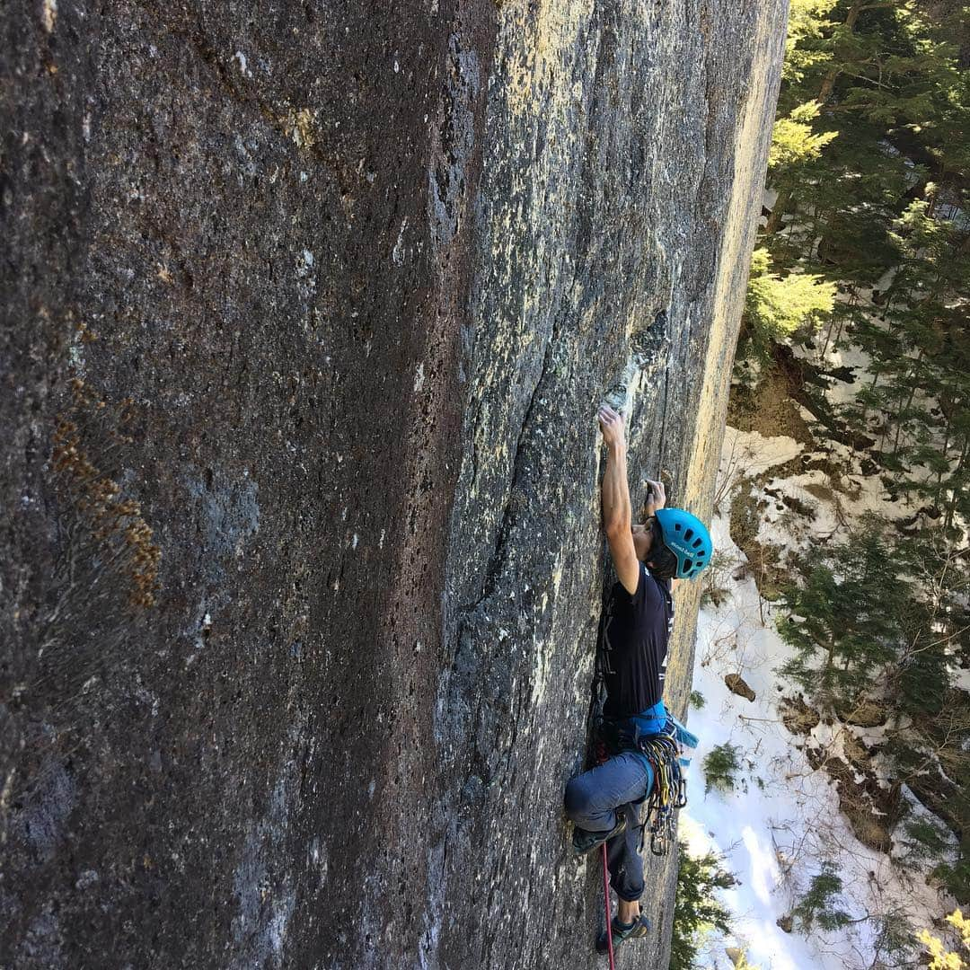 安間佐千さんのインスタグラム写真 - (安間佐千Instagram)「After Spain trip, I am mostly climbing in Mt.Mizugaki in Japan. This place is well known for bouldering and trad climbing with bold styles. I have been feeling difficulty to get into this adventure world for long time. The reason is that probably I grow up in plastic climbing culture. But slowly the door is opening! This place is so deep, intense and full of joy!  スペインから帰国後、時間さえあれば瑞牆山に足を運んでいる。ボルダーやトラッドクライミングが盛んなこの地は、僕にとってはとても敷居の高い場所であった。今まで何度もその地を訪れているが、どこか中に入れてもらえない感覚があった。極めて不思議な感覚ではあるが、おそらく自然や冒険の世界には何層にも目に見えぬレイヤーがあるのだと思う。最近、その扉が少しずつ開いてきているように感じる。 ・ 2016年以来、再びノーマットでのボルダーを始めた。組手や先住者、数列、キトラ、ヒドラを完登。 そして植田夫妻@mic_ued @dream_moco  にお誘い頂き、ギアも何も持っていない中、初の末端壁へ。フリーダムを触り、アストロドームをフラッシュ。素晴らしい体験であった。お二人に感謝😌🙏 昨日は@hide9a2019 と初の十一面へ。様々なクラックを味わうことができるクラシック、ベルジュエールを登った。 益々夢が膨らむ。でもどこかこのワイルドな自然の中にいるだけで幸せな気持ちもある。 ・ @adidasterrex @petzl_official @fiveten_official」4月30日 17時59分 - sachiamma