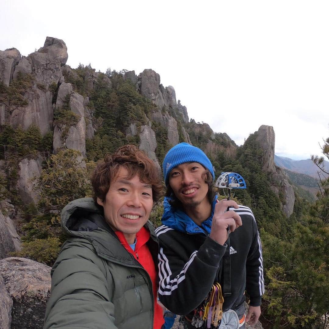 のインスタグラム：「After Spain trip, I am mostly climbing in Mt.Mizugaki in Japan. This place is well known for bouldering and trad climbing with bold styles. I have been feeling difficulty to get into this adventure world for long time. The reason is that probably I grow up in plastic climbing culture. But slowly the door is opening! This place is so deep, intense and full of joy!  スペインから帰国後、時間さえあれば瑞牆山に足を運んでいる。ボルダーやトラッドクライミングが盛んなこの地は、僕にとってはとても敷居の高い場所であった。今まで何度もその地を訪れているが、どこか中に入れてもらえない感覚があった。極めて不思議な感覚ではあるが、おそらく自然や冒険の世界には何層にも目に見えぬレイヤーがあるのだと思う。最近、その扉が少しずつ開いてきているように感じる。 ・ 2016年以来、再びノーマットでのボルダーを始めた。組手や先住者、数列、キトラ、ヒドラを完登。 そして植田夫妻@mic_ued @dream_moco  にお誘い頂き、ギアも何も持っていない中、初の末端壁へ。フリーダムを触り、アストロドームをフラッシュ。素晴らしい体験であった。お二人に感謝😌🙏 昨日は@hide9a2019 と初の十一面へ。様々なクラックを味わうことができるクラシック、ベルジュエールを登った。 益々夢が膨らむ。でもどこかこのワイルドな自然の中にいるだけで幸せな気持ちもある。 ・ @adidasterrex @petzl_official @fiveten_official」