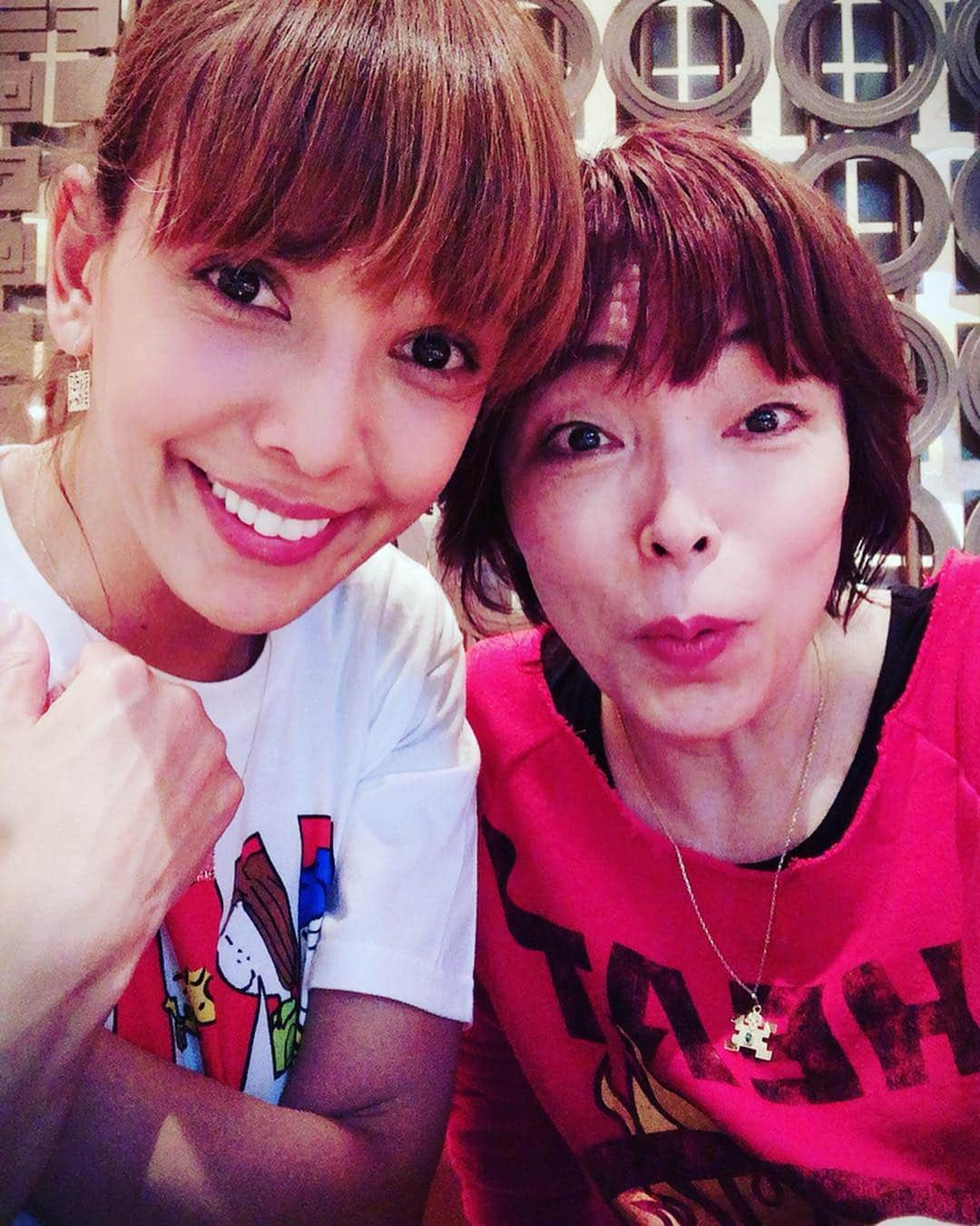 SHEILAさんのインスタグラム写真 - (SHEILAInstagram)「平成ラストに会いたかった人❤️ 大好きなNORA😆❤️ ２時間のランチタイムが全く足りないパターン🤣NHKのスペイン語講座にゲストで来て頂いた2002年からのお友達☺️🤝大好きなアーティストであり、大先輩であり、ママ友でもあり、人として大好き❤️デラルスのLIVEも最高だけど、最近結成された女性バンドグループのオセアナも観たいのだー😍次回のLIVEは絶対に行くね‼️ . #オルケスタデラルス #orquestadelaluz  #vocal  #nora #artist #singer #girlsband #somosoceana #sheilaynora #miamiga #myfriend #sincere  #simpatica」4月30日 18時00分 - sheichan16