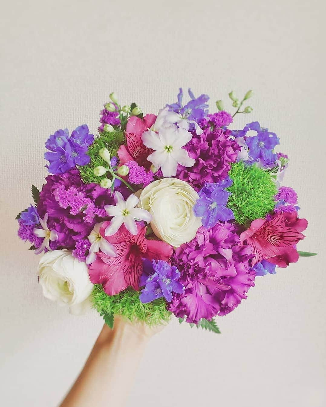 天霧真世さんのインスタグラム写真 - (天霧真世Instagram)「· 平成最後の投稿💐 · この４月で、初舞台を踏んでからちょうど20年の月日が経ちました✨ このような節目の年に一つの時代も終わり、次なる令和が始まろうとしています🌸 · 新たな時代が、平和で実りある素晴らしい時代となりますように✨ · · #平成最後の日 #感謝 #ありがとう #🌸 #thanks#happy#present#bouquet#💐 · 🌈@mayomayo.com_ 💎@mayosacise.official ·」4月30日 18時01分 - mayomayo.com_