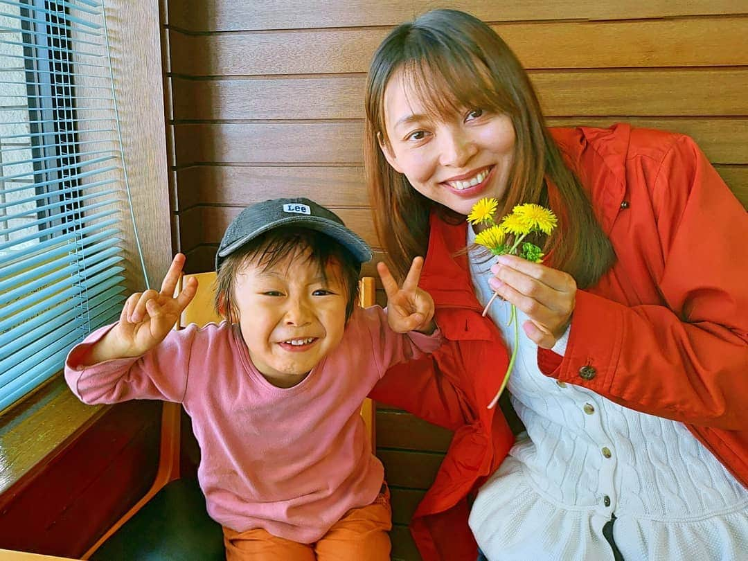 清野紗耶香さんのインスタグラム写真 - (清野紗耶香Instagram)「🌷こーたが、「おかあさん、ただいまー！お土産だよぉー❗」って、くれた(;_;) 3人ででかけたはいいが、 どうにも私の具合が芳しくなくて、公園へ 二人で行ってもらうことにして、私は休んで待っていた。  そしたらこーたから#たんぽぽのプレゼント 💗 嬉しい！  #小さな彼氏 だ本当に #mysun #アンビエンテ #プレゼント企画 #アンビ母の日2019 #平成最後のプレゼント #平成最後のはいチーズ #平成最後の春 #4歳2ヶ月#年中#まめちょびん#男の子ママ #スマイルビスコ#スマイルビスコフォト @glico_smilebisco #コドモダカラ #子どものいる暮らし #millymilly #mamanoko #mamano #comona #ikumama #hugkum #ママライフカメラ @mamalife_official  #はぐピク#ママchan #親バカ部#親バカ部男の子」4月30日 18時01分 - seino_sayaka