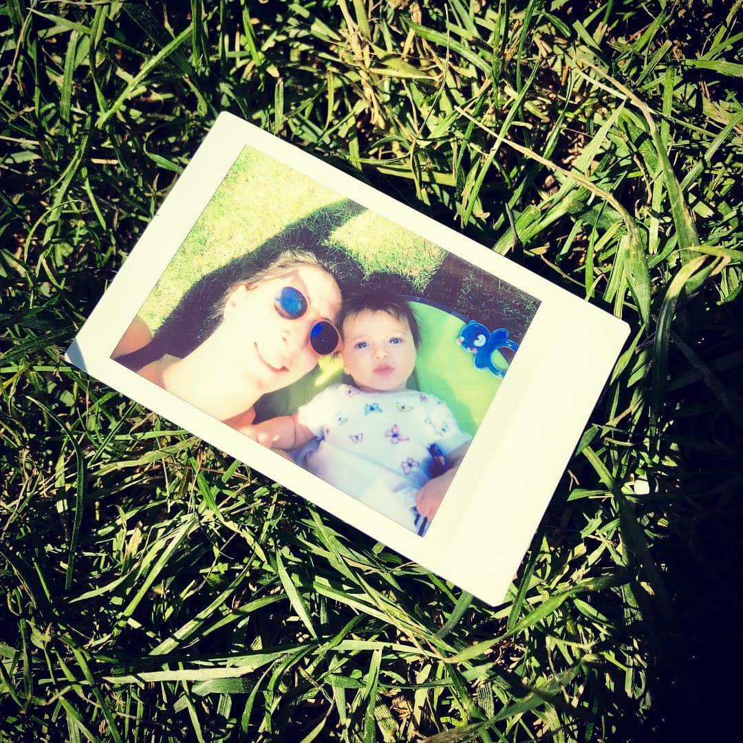 ギョズデ・ソンスルマのインスタグラム：「💙🧿🙏🏻 Yeşili sev annecim Çimeni,toprağı,doğayı,güneşi,denizi,hayvanları sev... Ama en çok beni sev😂💙😂 #mavi」