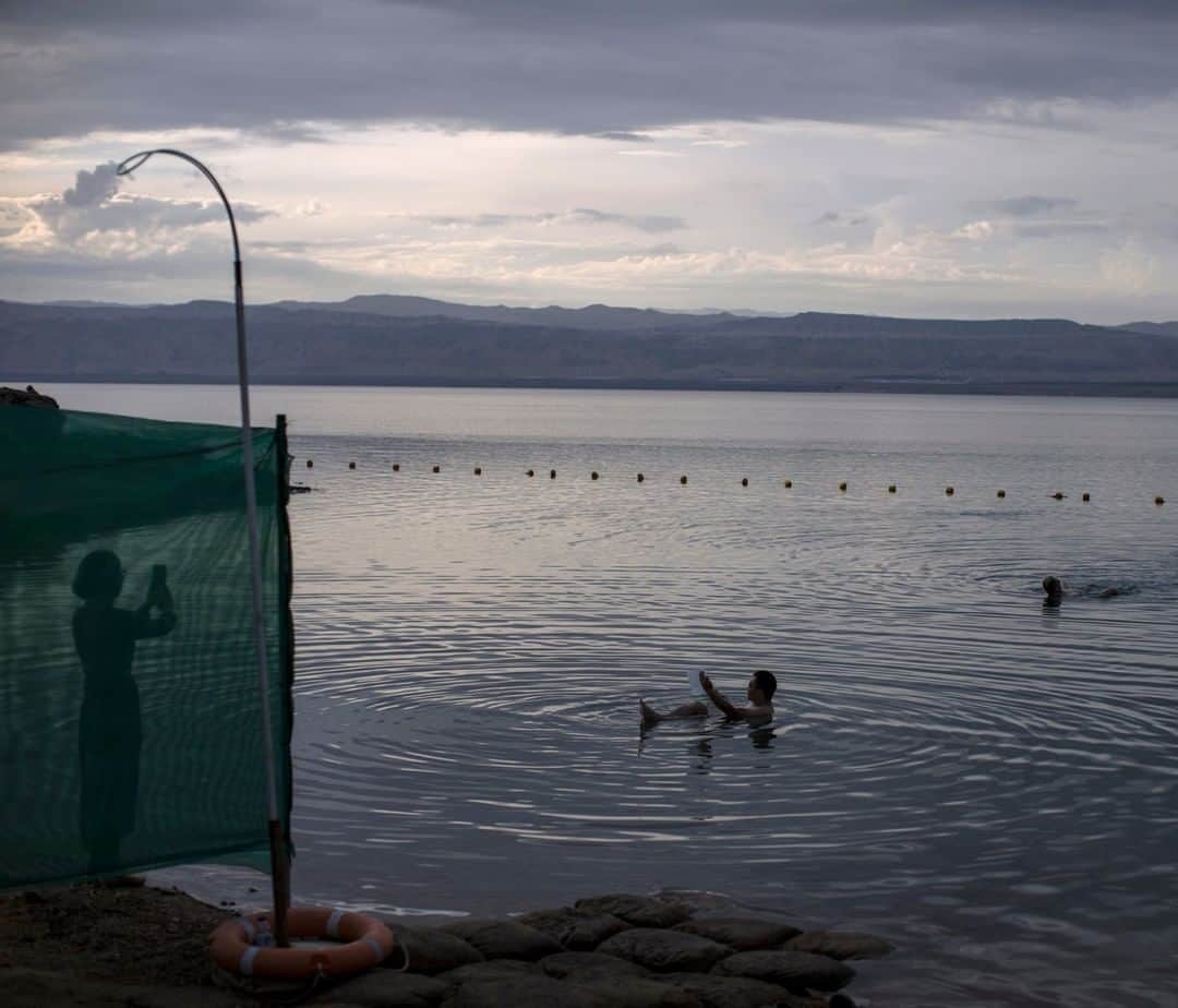 ナショナルジオグラフィックさんのインスタグラム写真 - (ナショナルジオグラフィックInstagram)「Photo by Muhammed Muheisen @mmuheisen | People enjoy floating in the Dead Sea, the world's lowest point, in Jordan. For more photos and videos from different parts of the world, follow me @mmuheisen and @mmuheisenpublic #muhammedmuheisen #deadsea #الاردن」4月30日 18時03分 - natgeo