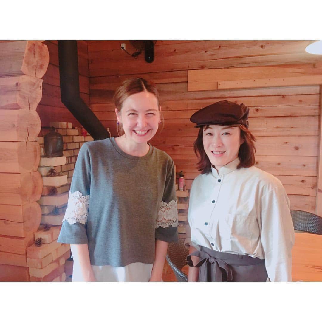 イレーネさんのインスタグラム写真 - (イレーネInstagram)「楽しみにしてた 久々のばんじゃーる駒ヶ原にてステーキを食らう🥩  奥三河、設楽町で味わう、竹内さんが手塩にかけて育てた絶品の段戸牛。これよ、これが食べたかった！（もう食べ始めてからの写真ですいません😑） 今回はなんと、春に@FMを卒業されたばかりの大好きな川本えこさんに給仕をしていただくという、まことに罰当たりな経験となりました😂元はと言えば、竹内さんを紹介してくださったのもえこさん。癒しのスマイル、久々に奥三河で会えて本当に嬉しかったです！次はバーベキューですね😍😍😍 本当は散策もして山の空気を存分に吸いたかったのですが、あいにくの雨で、今回は断念。最近街の喧騒に疲れてしまっていたので、本当にもっとゆっくりしたかった😭身体が自然を欲しています。とは言え、行けただけで本当に良いリフレッシュになりました。  #ばんじゃーる駒ヶ原 #奥三河 #設楽町 #段戸牛 #川本えこ #ステーキ #aichi #愛知県」4月30日 18時05分 - irenedewald
