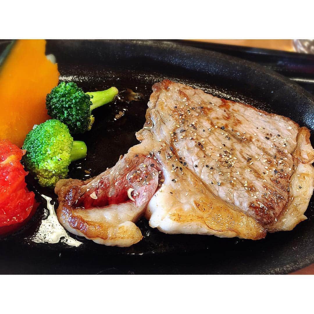 イレーネさんのインスタグラム写真 - (イレーネInstagram)「楽しみにしてた 久々のばんじゃーる駒ヶ原にてステーキを食らう🥩  奥三河、設楽町で味わう、竹内さんが手塩にかけて育てた絶品の段戸牛。これよ、これが食べたかった！（もう食べ始めてからの写真ですいません😑） 今回はなんと、春に@FMを卒業されたばかりの大好きな川本えこさんに給仕をしていただくという、まことに罰当たりな経験となりました😂元はと言えば、竹内さんを紹介してくださったのもえこさん。癒しのスマイル、久々に奥三河で会えて本当に嬉しかったです！次はバーベキューですね😍😍😍 本当は散策もして山の空気を存分に吸いたかったのですが、あいにくの雨で、今回は断念。最近街の喧騒に疲れてしまっていたので、本当にもっとゆっくりしたかった😭身体が自然を欲しています。とは言え、行けただけで本当に良いリフレッシュになりました。  #ばんじゃーる駒ヶ原 #奥三河 #設楽町 #段戸牛 #川本えこ #ステーキ #aichi #愛知県」4月30日 18時05分 - irenedewald