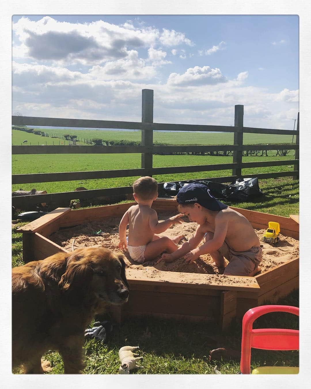 ヘレン・スケルトンさんのインスタグラム写真 - (ヘレン・スケルトンInstagram)「Sand is good for the soul 🙌👌 #boys #playtime #costadelcumbria」4月30日 18時07分 - helenskelton