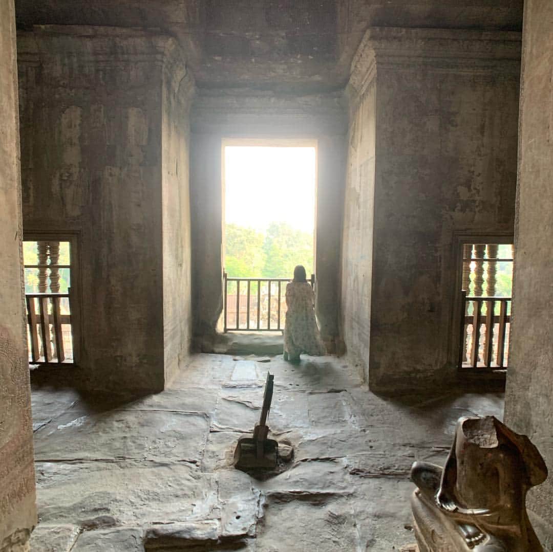 HiRAO INCさんのインスタグラム写真 - (HiRAO INCInstagram)「. ANGKOR WAT  平成最後の旅はカンボジア  神々との交信の為に地上に創られた楽園  アンコールの遺跡へ  今はただ穏やかに佇むアンコール寺院。 場所自体にパワーは無いけど、人を魅了してやまない、栄華を誇った都独特の時間の流れや、独特の哀愁が漂う特別な空間。  回廊の壁面や柱を埋め尽くすインドの神話や歴史物語のレリーフに、過去の時代にタイムスリップして今も昔も変わらない、人間の素晴らしさ、愚かさなど、垣間見たような感覚になりました。  こんなに素晴らしいものを創造できるのに、何故争いが絶えないのかな。  クメール建築の傑作とされるアンコールワット  色々な意味で、正にアジアの至宝です。  暑い国では、リネンのワンピースが欠かせない  この@rei._shopのワンピース、全色ほしい。」4月30日 18時09分 - kayokohirao