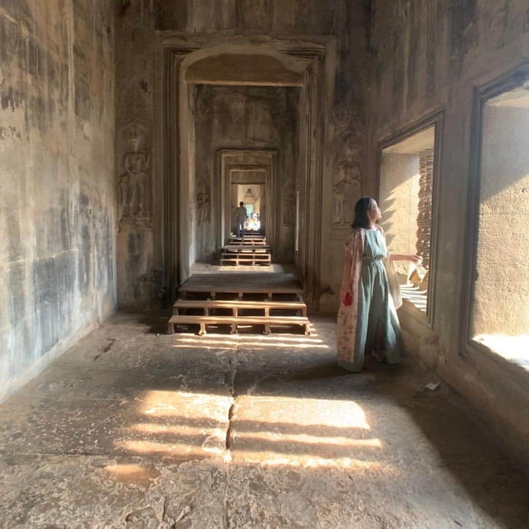 HiRAO INCさんのインスタグラム写真 - (HiRAO INCInstagram)「. ANGKOR WAT  平成最後の旅はカンボジア  神々との交信の為に地上に創られた楽園  アンコールの遺跡へ  今はただ穏やかに佇むアンコール寺院。 場所自体にパワーは無いけど、人を魅了してやまない、栄華を誇った都独特の時間の流れや、独特の哀愁が漂う特別な空間。  回廊の壁面や柱を埋め尽くすインドの神話や歴史物語のレリーフに、過去の時代にタイムスリップして今も昔も変わらない、人間の素晴らしさ、愚かさなど、垣間見たような感覚になりました。  こんなに素晴らしいものを創造できるのに、何故争いが絶えないのかな。  クメール建築の傑作とされるアンコールワット  色々な意味で、正にアジアの至宝です。  暑い国では、リネンのワンピースが欠かせない  この@rei._shopのワンピース、全色ほしい。」4月30日 18時09分 - kayokohirao