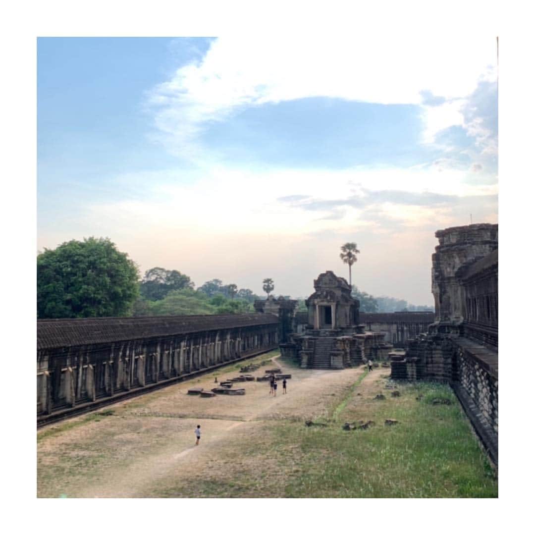 HiRAO INCさんのインスタグラム写真 - (HiRAO INCInstagram)「. ANGKOR WAT  平成最後の旅はカンボジア  神々との交信の為に地上に創られた楽園  アンコールの遺跡へ  今はただ穏やかに佇むアンコール寺院。 場所自体にパワーは無いけど、人を魅了してやまない、栄華を誇った都独特の時間の流れや、独特の哀愁が漂う特別な空間。  回廊の壁面や柱を埋め尽くすインドの神話や歴史物語のレリーフに、過去の時代にタイムスリップして今も昔も変わらない、人間の素晴らしさ、愚かさなど、垣間見たような感覚になりました。  こんなに素晴らしいものを創造できるのに、何故争いが絶えないのかな。  クメール建築の傑作とされるアンコールワット  色々な意味で、正にアジアの至宝です。  暑い国では、リネンのワンピースが欠かせない  この@rei._shopのワンピース、全色ほしい。」4月30日 18時09分 - kayokohirao