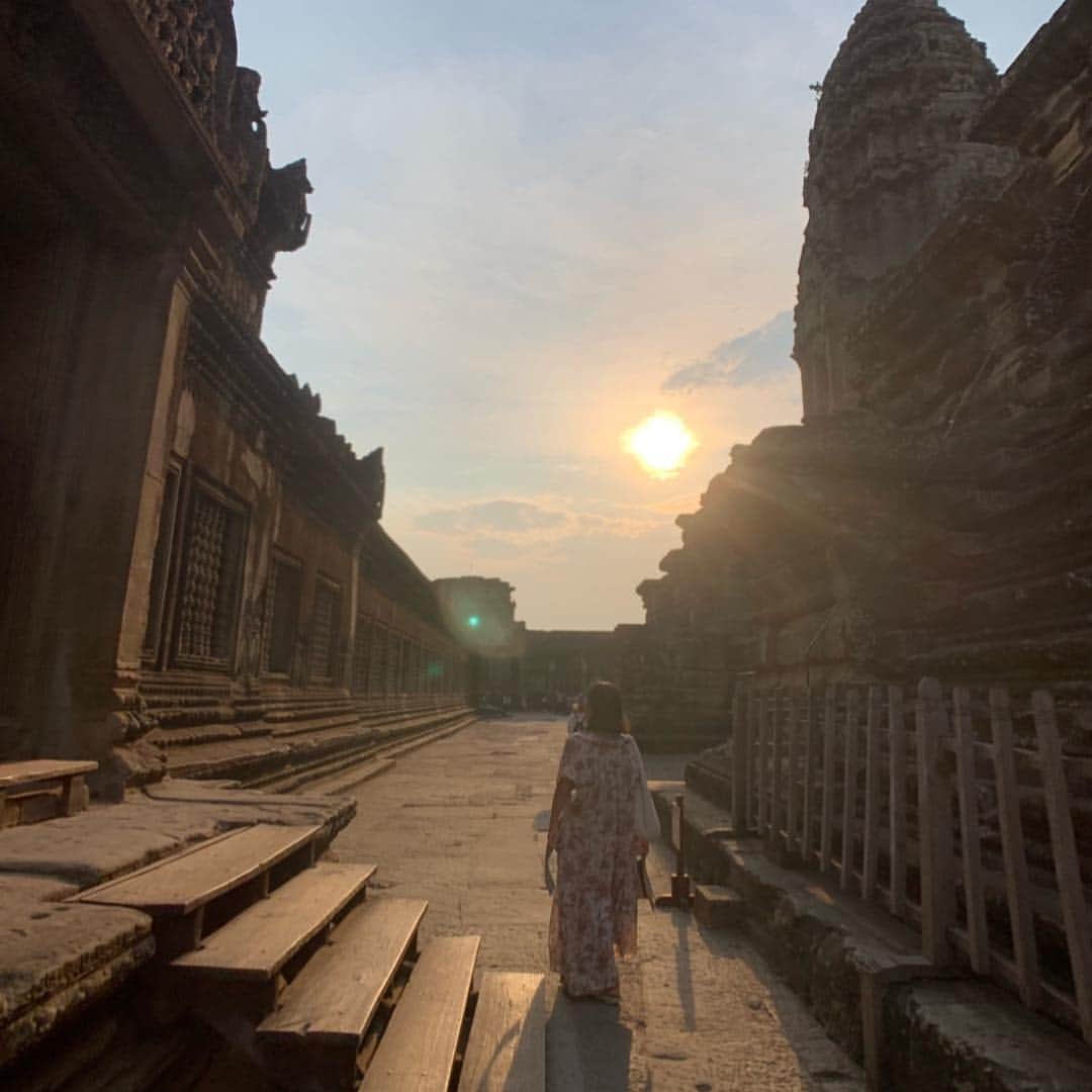 HiRAO INCさんのインスタグラム写真 - (HiRAO INCInstagram)「. ANGKOR WAT  平成最後の旅はカンボジア  神々との交信の為に地上に創られた楽園  アンコールの遺跡へ  今はただ穏やかに佇むアンコール寺院。 場所自体にパワーは無いけど、人を魅了してやまない、栄華を誇った都独特の時間の流れや、独特の哀愁が漂う特別な空間。  回廊の壁面や柱を埋め尽くすインドの神話や歴史物語のレリーフに、過去の時代にタイムスリップして今も昔も変わらない、人間の素晴らしさ、愚かさなど、垣間見たような感覚になりました。  こんなに素晴らしいものを創造できるのに、何故争いが絶えないのかな。  クメール建築の傑作とされるアンコールワット  色々な意味で、正にアジアの至宝です。  暑い国では、リネンのワンピースが欠かせない  この@rei._shopのワンピース、全色ほしい。」4月30日 18時09分 - kayokohirao