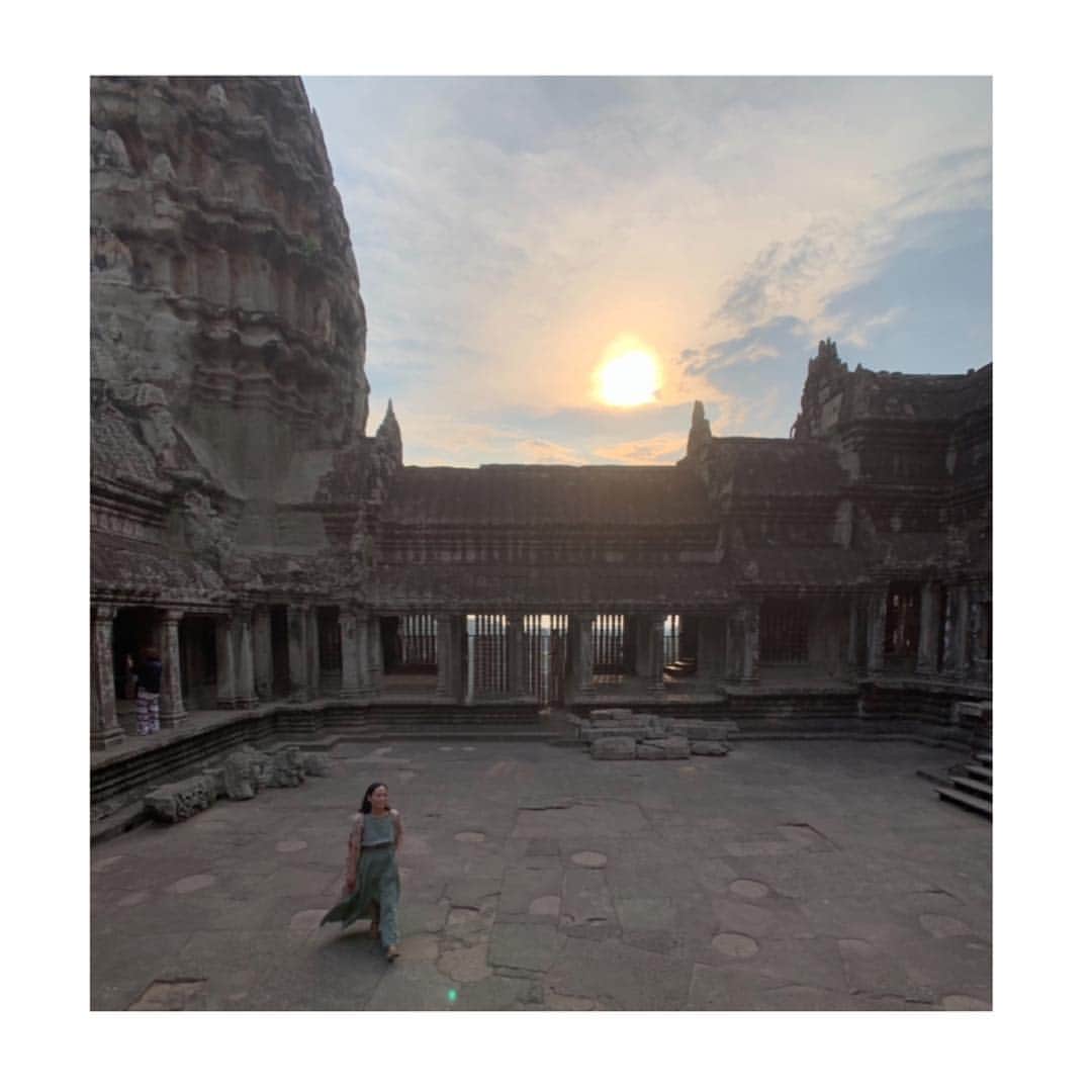 HiRAO INCさんのインスタグラム写真 - (HiRAO INCInstagram)「. ANGKOR WAT  平成最後の旅はカンボジア  神々との交信の為に地上に創られた楽園  アンコールの遺跡へ  今はただ穏やかに佇むアンコール寺院。 場所自体にパワーは無いけど、人を魅了してやまない、栄華を誇った都独特の時間の流れや、独特の哀愁が漂う特別な空間。  回廊の壁面や柱を埋め尽くすインドの神話や歴史物語のレリーフに、過去の時代にタイムスリップして今も昔も変わらない、人間の素晴らしさ、愚かさなど、垣間見たような感覚になりました。  こんなに素晴らしいものを創造できるのに、何故争いが絶えないのかな。  クメール建築の傑作とされるアンコールワット  色々な意味で、正にアジアの至宝です。  暑い国では、リネンのワンピースが欠かせない  この@rei._shopのワンピース、全色ほしい。」4月30日 18時09分 - kayokohirao