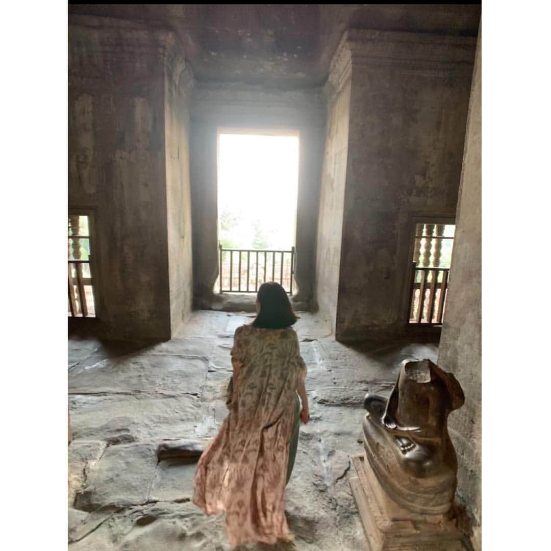HiRAO INCさんのインスタグラム写真 - (HiRAO INCInstagram)「. ANGKOR WAT  平成最後の旅はカンボジア  神々との交信の為に地上に創られた楽園  アンコールの遺跡へ  今はただ穏やかに佇むアンコール寺院。 場所自体にパワーは無いけど、人を魅了してやまない、栄華を誇った都独特の時間の流れや、独特の哀愁が漂う特別な空間。  回廊の壁面や柱を埋め尽くすインドの神話や歴史物語のレリーフに、過去の時代にタイムスリップして今も昔も変わらない、人間の素晴らしさ、愚かさなど、垣間見たような感覚になりました。  こんなに素晴らしいものを創造できるのに、何故争いが絶えないのかな。  クメール建築の傑作とされるアンコールワット  色々な意味で、正にアジアの至宝です。  暑い国では、リネンのワンピースが欠かせない  この@rei._shopのワンピース、全色ほしい。」4月30日 18時09分 - kayokohirao
