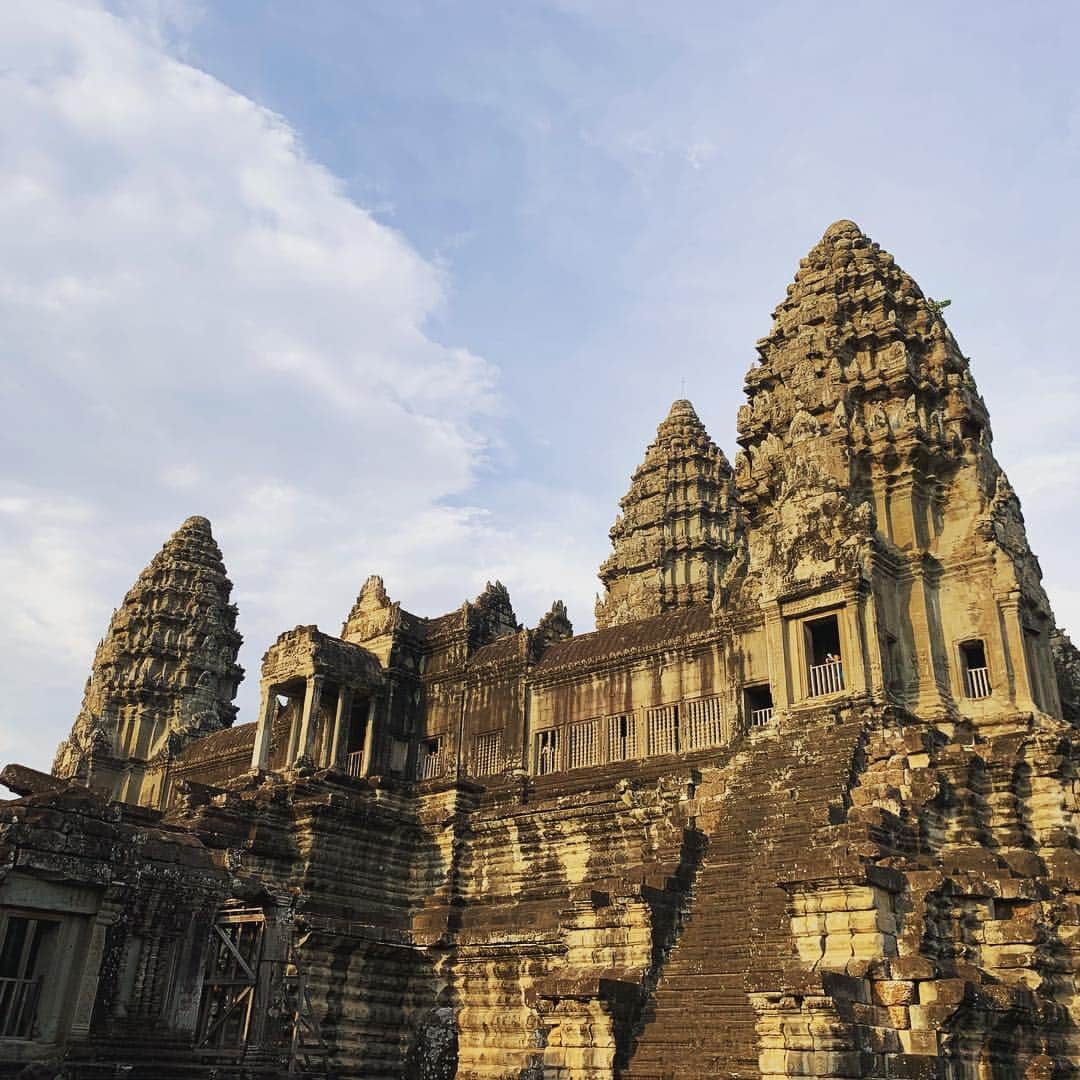 HiRAO INCさんのインスタグラム写真 - (HiRAO INCInstagram)「. ANGKOR WAT  平成最後の旅はカンボジア  神々との交信の為に地上に創られた楽園  アンコールの遺跡へ  今はただ穏やかに佇むアンコール寺院。 場所自体にパワーは無いけど、人を魅了してやまない、栄華を誇った都独特の時間の流れや、独特の哀愁が漂う特別な空間。  回廊の壁面や柱を埋め尽くすインドの神話や歴史物語のレリーフに、過去の時代にタイムスリップして今も昔も変わらない、人間の素晴らしさ、愚かさなど、垣間見たような感覚になりました。  こんなに素晴らしいものを創造できるのに、何故争いが絶えないのかな。  クメール建築の傑作とされるアンコールワット  色々な意味で、正にアジアの至宝です。  暑い国では、リネンのワンピースが欠かせない  この@rei._shopのワンピース、全色ほしい。」4月30日 18時09分 - kayokohirao