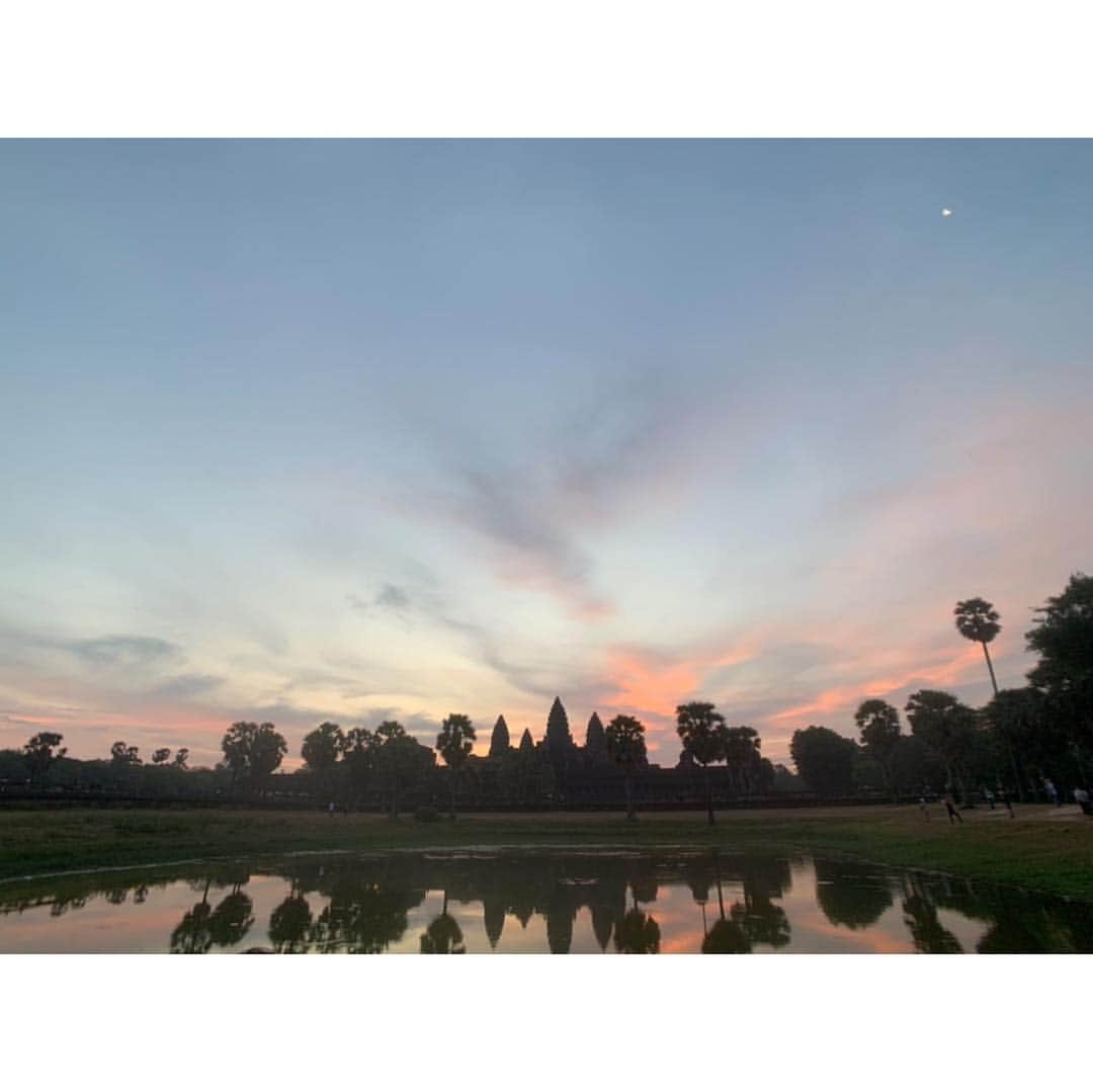 のインスタグラム：「. ANGKOR WAT  平成最後の旅はカンボジア  神々との交信の為に地上に創られた楽園  アンコールの遺跡へ  今はただ穏やかに佇むアンコール寺院。 場所自体にパワーは無いけど、人を魅了してやまない、栄華を誇った都独特の時間の流れや、独特の哀愁が漂う特別な空間。  回廊の壁面や柱を埋め尽くすインドの神話や歴史物語のレリーフに、過去の時代にタイムスリップして今も昔も変わらない、人間の素晴らしさ、愚かさなど、垣間見たような感覚になりました。  こんなに素晴らしいものを創造できるのに、何故争いが絶えないのかな。  クメール建築の傑作とされるアンコールワット  色々な意味で、正にアジアの至宝です。  暑い国では、リネンのワンピースが欠かせない  この@rei._shopのワンピース、全色ほしい。」