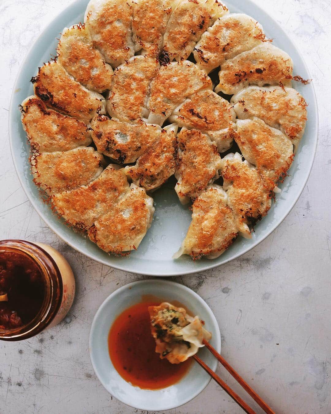 樋口正樹さんのインスタグラム写真 - (樋口正樹Instagram)「Gyoza . 今夜は焼き餃子。 薄皮に、具材は 豚肉、キャベツ、 タマネギ、ニラ。 タレはラブパク、 酢、胡麻油です。 . 新フライパンの デバイヤー使用。 板厚しっかりの 力の強い熱量で、 男前な感じです。 重さもあるので 返しに腕力必須。 油少なめの方が パリっと焼ける かも。次回期待。 . . #餃子 #ぎょうざ #ラブパクチーソース #デバイヤー #debuyer #gyoza #dumplings #frieddumplings #lovepakcheesauce #crispybottoms」4月30日 18時22分 - higuccini