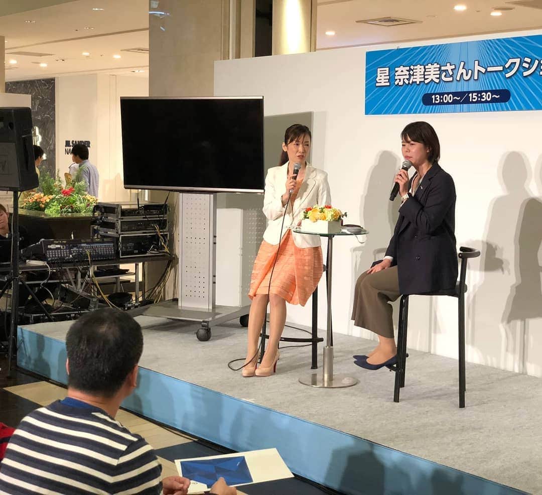 星奈津美のインスタグラム：「- 昨日は玉川高島屋で開催中の、たまがわキッズスポーツフェスタでトークショーでした！スイマーの子もたくさん来てくれていて、嬉しかった〜😁！！ 展示されていたロンドン五輪の聖火リレートーチも持たせて頂き、貴重な経験をさせて頂きました✨ありがとうございました😊🎶 #平成最後のお仕事」