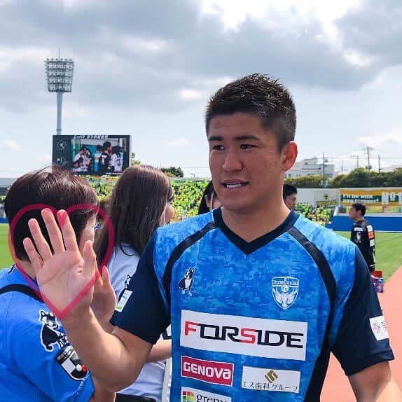 横浜FCさんのインスタグラム写真 - (横浜FCInstagram)「- HAPPY BIRTHDAY KENGO!!🎂 北爪選手とハイタッチ！ ハートの部分をダブルタップで北爪選手の誕生日を祝おう！ #内田智也 - @kengokitazume  #北爪健吾 #ダブルタップ #DOUBLETAP #いいね #誕生日 #HAPPYBIRTHDAY #yokohamafc #横浜FC #jefunited #ジェフ千葉」4月30日 9時23分 - yokohamafc_official