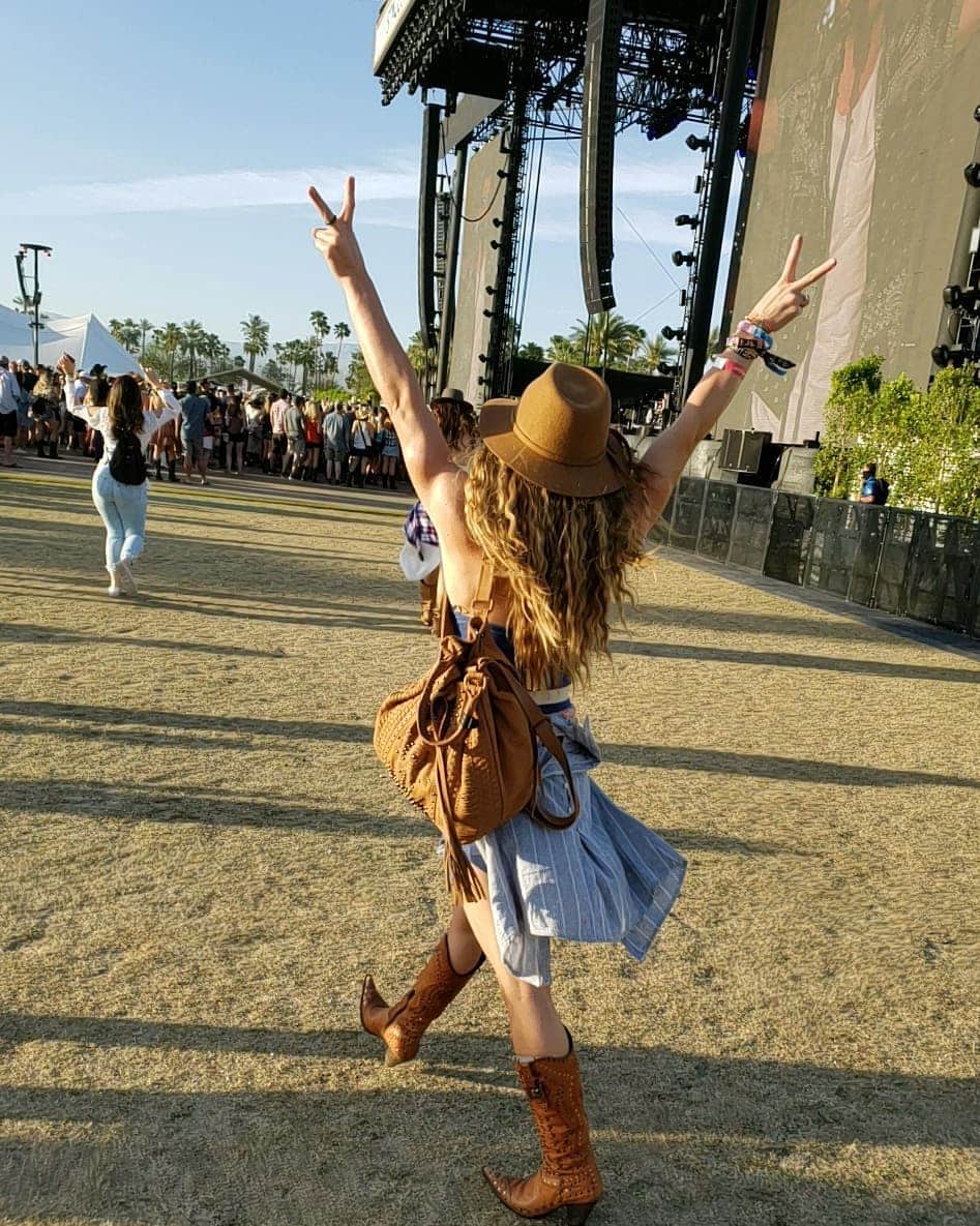 Nikki Leighさんのインスタグラム写真 - (Nikki LeighInstagram)「Cowgirl Attitude⚡👢💖 † 🤠Did you know? That I have gone to #Stagecoach every year since the first one?! 🙌」4月30日 9時38分 - missnikkileigh