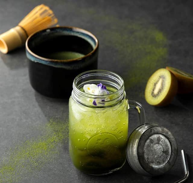 Courtyard by Marriott Tokyoのインスタグラム：「GGCo. デザートドリンク【WAKABA】🍃🍃 手点てした抹茶をソーダ🍹で割り、優しい甘みのピーチシロップを加えた和風ソーダ。爽やかな甘みとつぶつぶの果肉を感じるキウイゼリーと一緒に、新しい感覚のデザートドリンクをお楽しみください。Dessert beverages at GGCo.【WAKABA】🌿🌿 A Japanese-style soda beverage featuring handmade matcha green tea mixed with club soda and a semi-sweet peach syrup. 🍹Enjoy this innovative dessert beverage together with kiwi jelly for a refreshing sweetness that contains lumps of kiwi fruit.😋 GGCo. デザートドリンク【WAKABA】🍃🍃 😃#デザート #スイーツ #sweets #dessert #フルーツ #美味しい #ドリンク #抹茶 #キウイ #cytokyo #ginza #銀座 #cytokyo5passion」