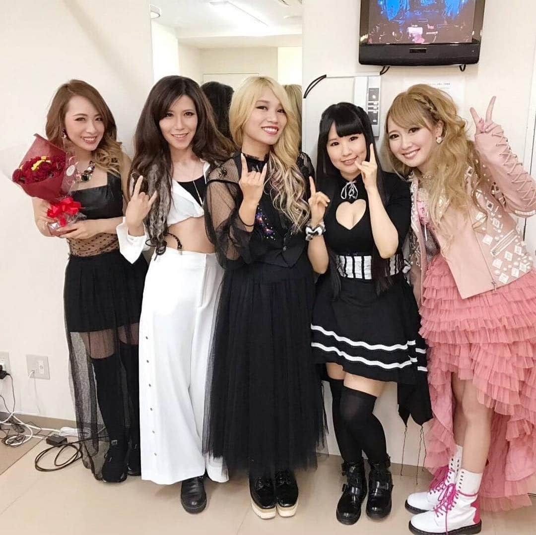 R!Nのインスタグラム：「平成最後のライブは #Aldious 新潟公演！ 最初から最後まで熱い夜でした。 みんな本当に声出してくれて、そして暖かく見守ってくれて嬉しかったです。  令和一発目もAldious！富山公演！ 宜しくお願い致します◎  めちゃんこ綺麗なお花💐  #aldious #新潟 #showcase #metal #嬢メタル #アルディアス #ツアー #tour #evoke #エクステ #金髪 #blonde #ヘドバン #longhair #ロングヘア」