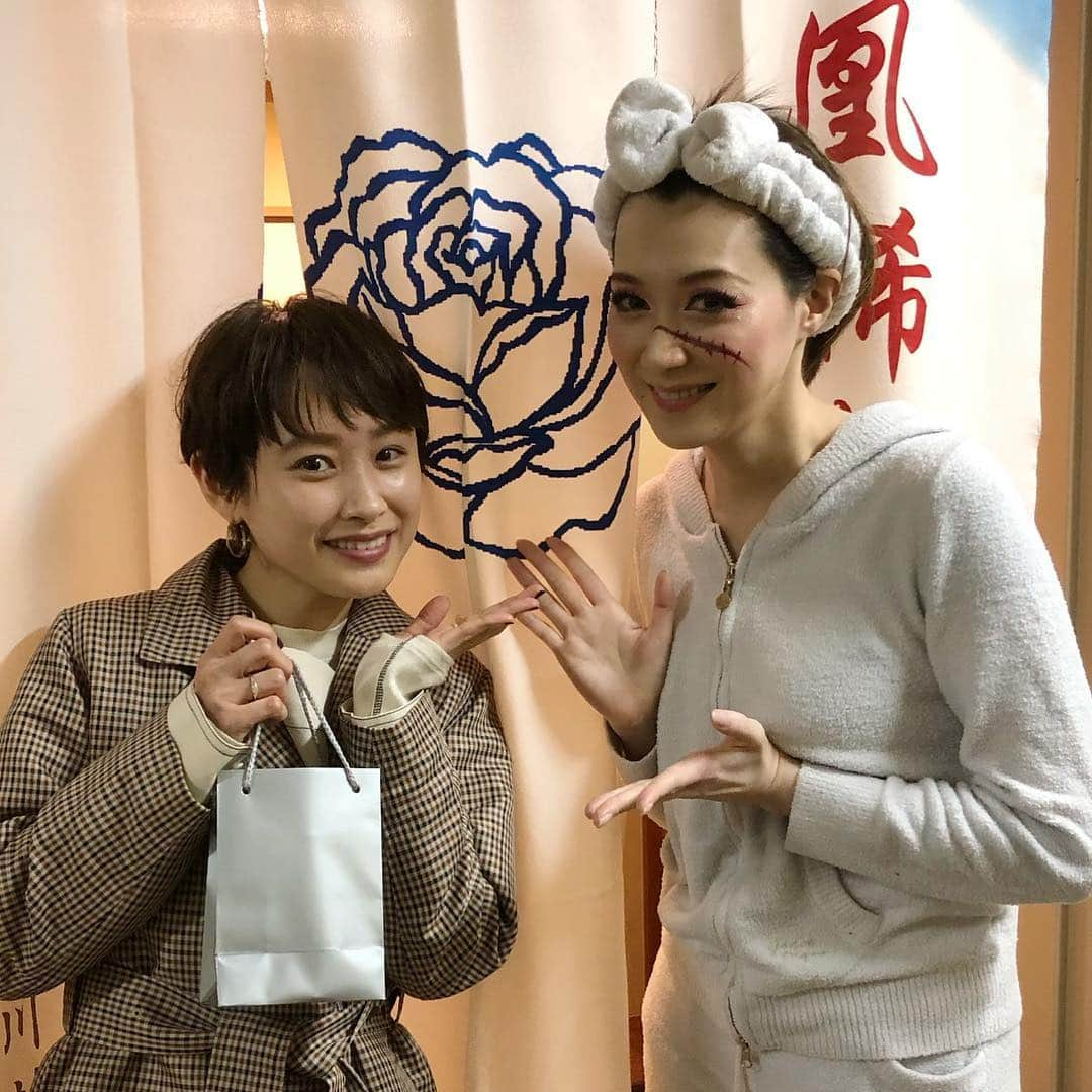 凰稀かなめさんのインスタグラム写真 - (凰稀かなめInstagram)「昨日明治座千秋楽を無事に迎える事が出来ました 連日足をお運び頂きました皆様本当にありがとうございました😊 楽屋にはステキなお客様が沢山  #高橋愛 ちゃん #髪を切ってめちゃ可愛く！ #tetsu さん #楽屋でじっくり感想を #そのほか沢山の方 #ステキな差し入れも  #沢山のレターもありがとぉ〜 #エメラルダス #明治座 #千秋楽 #Phoenixtears #香りと役作り #お芝居好き #カナメビーンス #kaname #かなめのカタチ #カナかた #Phoenixtears #香りと役作り #お芝居好き #カナメビーンス #kanamebeans #ブルーノート #凰稀かなめ #毎日前進 #孤独だっていいじゃない」4月30日 9時43分 - kanameouki_official