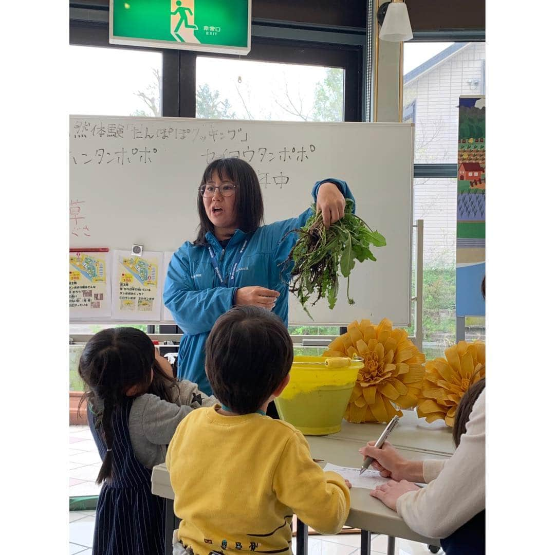 空木マイカさんのインスタグラム写真 - (空木マイカInstagram)「インスタ映え〜！ヨーロッパに来たのかと思うこの景色は木曽三川公園アクアワールド水郷パークセンターです😏✨ ･ 昨日たんぽぽクッキングというイベントに行ってきたんですが、これがすごい！！たんぽぽのことすごく詳しくなるし、たんぽぽの葉っぱサンドイッチはとっても美味しかったです😊食後はたんぽぽを笛にして鳴らしたり、たんぽぽでシャボン玉をしたり！充実の内容✨スケジュール見るとここのイベントはどれも本当に魅了的で、また行きたいなぁと思っています💕 ･ おじいちゃんの木工ワークのコーナーでは竹ぽっくりを作ったり、綿棒鉄砲を作ったり。日帰り旅気分満喫してきましたー！ #子どものいる暮らし  #5歳 #3歳 #水郷パークセンター」4月30日 9時54分 - maika_utsugi