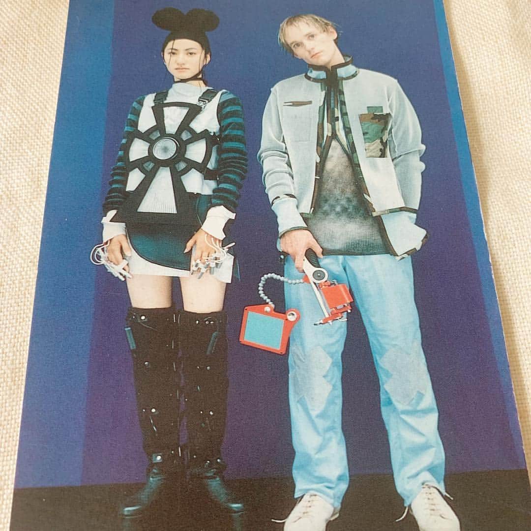 前田ゆかのインスタグラム：「断捨離をしていたら見つけ出した 平成の想い出。  20年以上前のモノ ロンドンでファッションを学ぶ学生さん達が作品をつくり考えたFuture Streetstyle。 未来を予想しメッセージ性のある作品は雑誌と美術館で展示されロンドンで撮影された。  当時わたしは24歳。  懐かしさが込み上げてきて熱のこもった撮影を思い出した… 今でもその熱量は覚えているから、瞬間、一瞬を大切に生きたいと思う。  想い出に浸り過ぎくらい浸り、 GWの 断捨離はというとなかなか進まずという感じです😆  なので、今日も平成最後の日は断捨離ですっきりして一日過ごしたい、いや過ごします！  皆さまも良い平成最後の1日を！  #uk #london  #victriaandalbertmuseum」