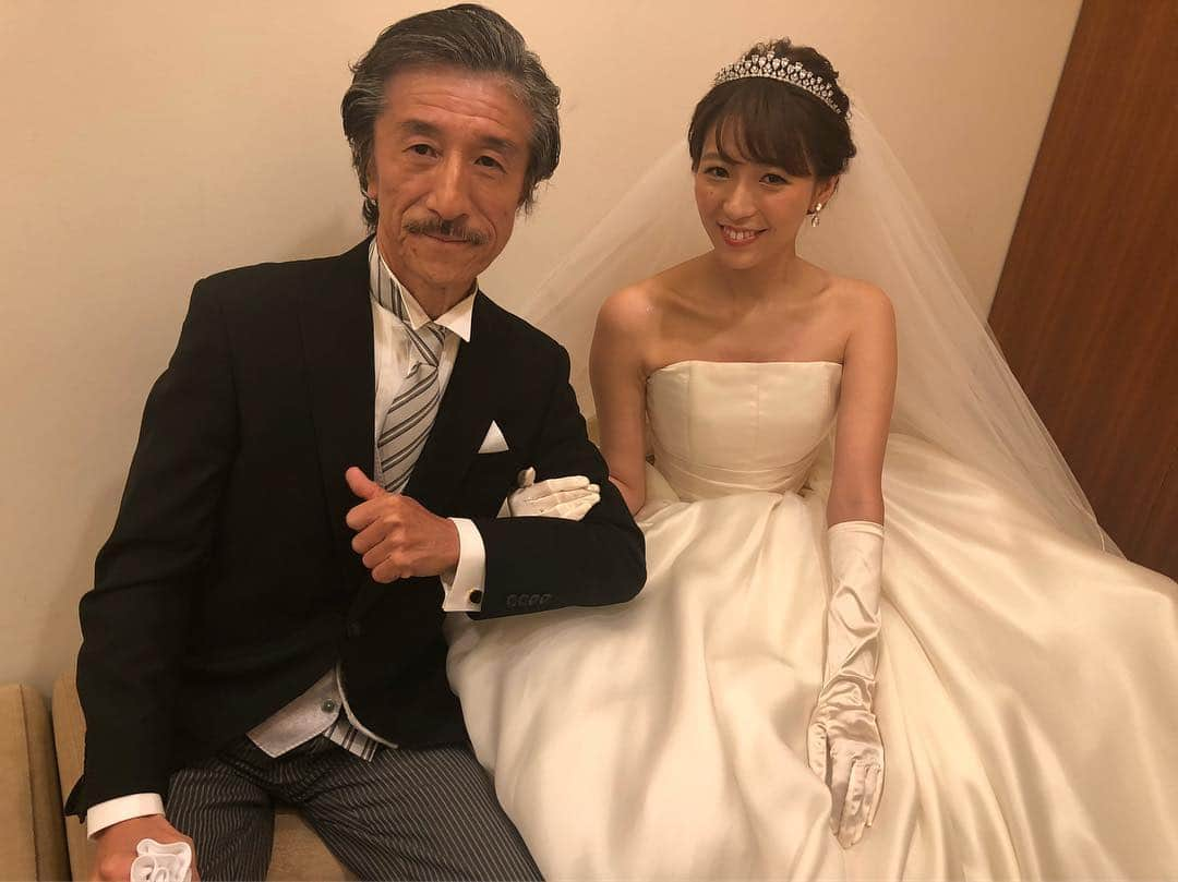 林弓束さんのインスタグラム写真 - (林弓束Instagram)「パパとバージンロードを歩く直前。 チャペルの控え室で。 味わったことのないドキドキがありました。 でもパパがずーっと控え室でもちょけてて、笑 だいぶ助かりました笑 パパも緊張してたら多分控え室から泣いてた。笑 ドア開いた瞬間、一番にママの顔、その後、大好きな友達、親族の顔がみえたらもうダメだったけどね。笑 みんながこっちみて泣いてたり、笑ってたり。 チャペルも賛美歌もすごく美しくて、、、 (チャペルが決め手でグランドハイアットに決めました) 本当に味わったことのない幸せとお嫁にいくんだなという緊張と、、 はじめての感情でした。  #プラコレ #ハナコレ #ハナコレストーリー #みんなのウェディング #プレ花嫁 #卒花嫁 #ちーむ0428 #結婚準備 #結婚 #ブライダル #2019春婚 #大人婚 #卒花  #ウェディングニュース #ゼクシィ2019 #卒花しました #卒花レポ #farnyレポ #ウェディングレポ #ホテル婚 #大人ウェディング #mywed #marry花嫁 @grandhyatttokyo_wedding」4月30日 9時50分 - hayashiyuzuka