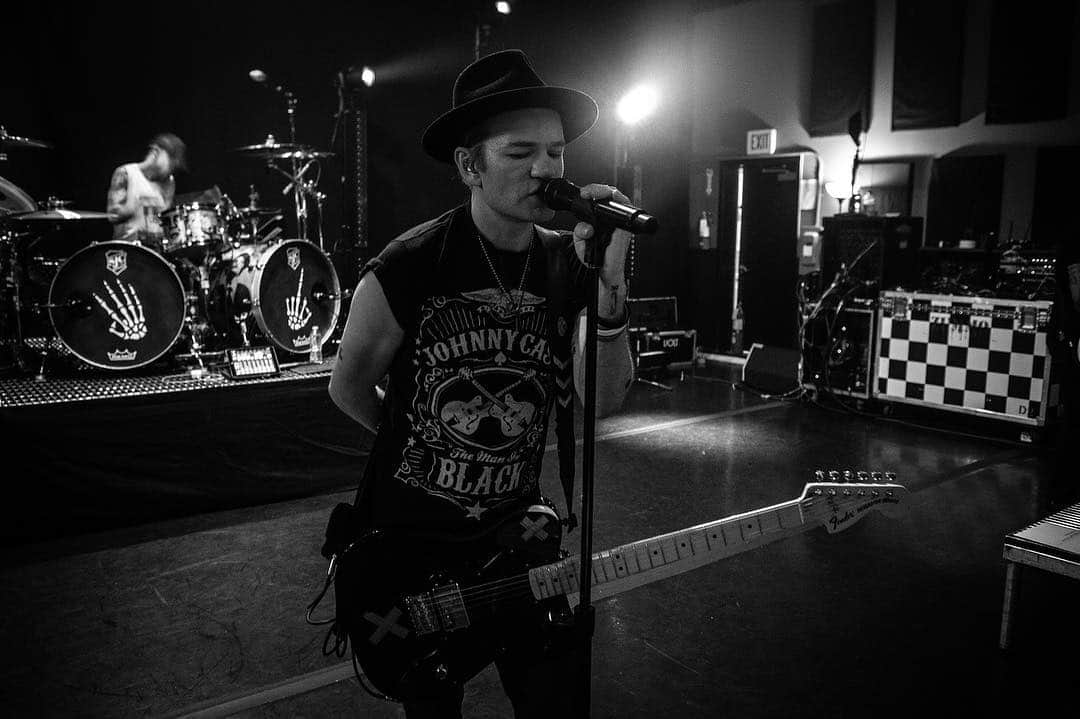 Sum 41さんのインスタグラム写真 - (Sum 41Instagram)「Ready to get up close & personal with us?  #NoPersonalSpaceTour kicks off TOMORROW! Only a small # of tickets & VIP are still available. [link in Story]」4月30日 10時04分 - sum41