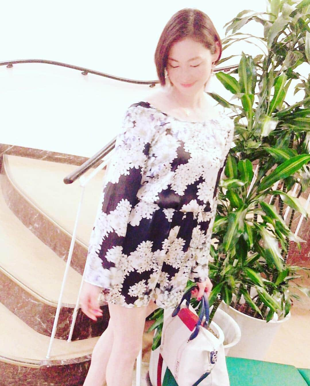 佐藤康恵さんのインスタグラム写真 - (佐藤康恵Instagram)「私服コーデ♡もう日本にはショップが無くなってしまったLoveブランドTop shopのつなぎフラワーワンピース風💖とシューズは履きやすそうだなと、以前購入していた薄いピンク色のロウヒールパンプス👠 ジュエリー💎はYS Jewelバッグ👜は一目惚れしてGetしたLongchampパリカラー  今日はGWなのに、☔️〜〜It's rainy day.皆さんは何してお過ごしかな(^^)？ 風邪ひかないように💖 #私服コーデ #佐藤康恵 #mama #さとうやすえ #actress #model #jewelrydesigner #jewelry #ysjewel #singer #longchamp #topshop #gw #寒いよ #また冬」4月30日 9時58分 - yasuesato.official