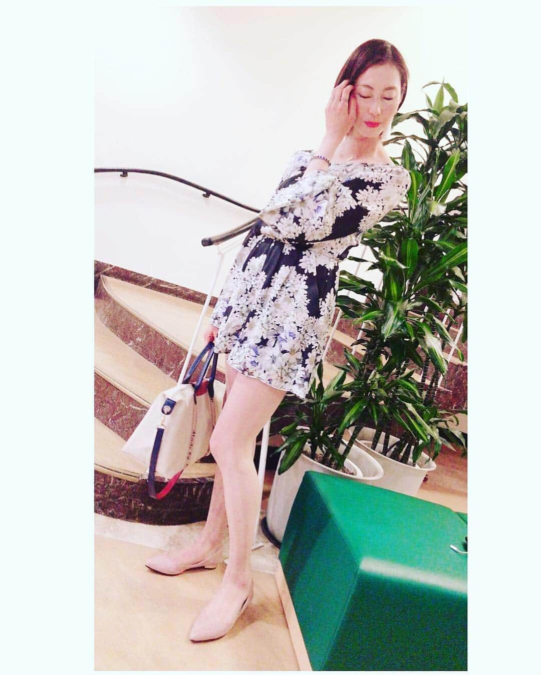 佐藤康恵さんのインスタグラム写真 - (佐藤康恵Instagram)「私服コーデ♡もう日本にはショップが無くなってしまったLoveブランドTop shopのつなぎフラワーワンピース風💖とシューズは履きやすそうだなと、以前購入していた薄いピンク色のロウヒールパンプス👠 ジュエリー💎はYS Jewelバッグ👜は一目惚れしてGetしたLongchampパリカラー  今日はGWなのに、☔️〜〜It's rainy day.皆さんは何してお過ごしかな(^^)？ 風邪ひかないように💖 #私服コーデ #佐藤康恵 #mama #さとうやすえ #actress #model #jewelrydesigner #jewelry #ysjewel #singer #longchamp #topshop #gw #寒いよ #また冬」4月30日 9時58分 - yasuesato.official