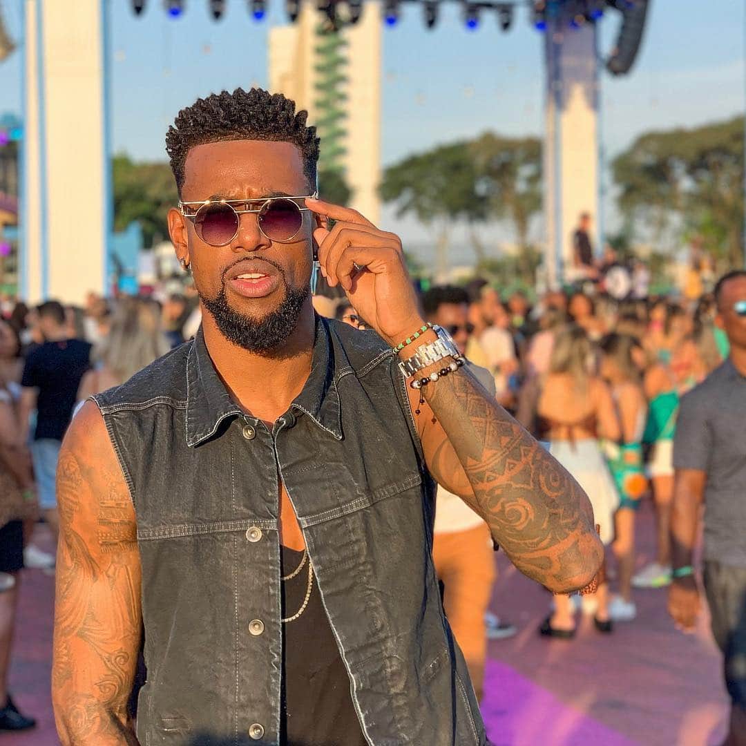 フェリペ・サンタナのインスタグラム：「😎 THE TARDEZINHA VIBES pt.2 😎 ⠀ #sunset #smiling #pretinhobasico #deixaeu #vamoembora #vamonessa #tardezinhasurrealsp」