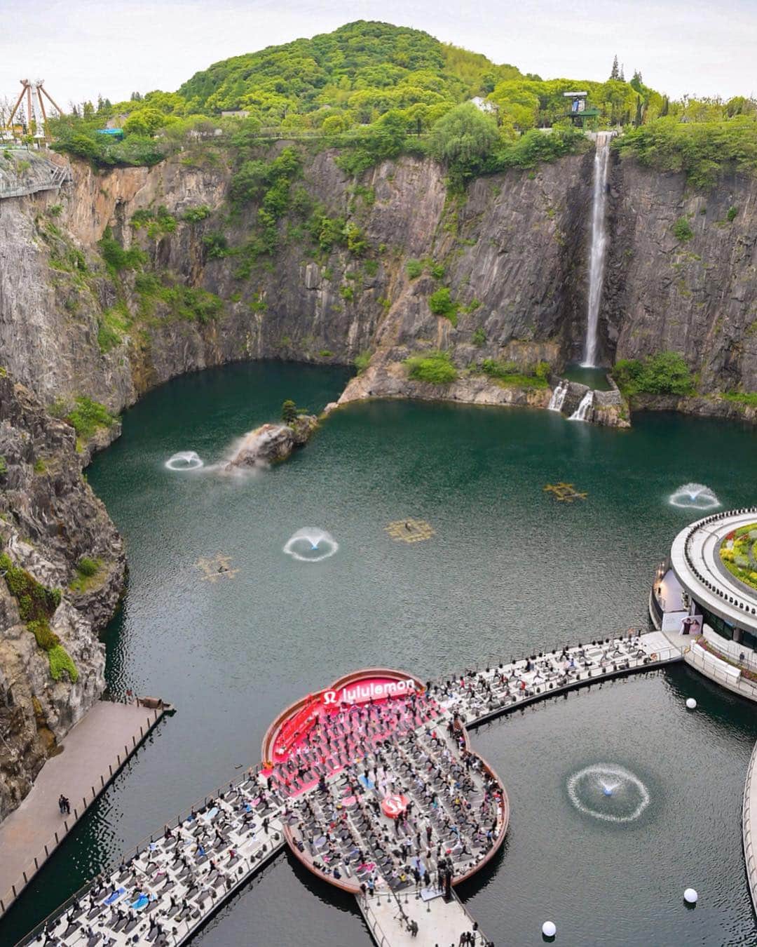 のインスタグラム：「Big time yoga goals—brought to you by Mother Nature and The Sweatlife Festival China. #thesweatlife #lululemon」
