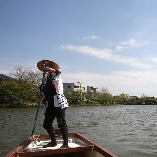 日本経済新聞社さんのインスタグラム写真 - (日本経済新聞社Instagram)「【文学周遊】滝口康彦「落日の鷹」です。「九州の三雄」と呼ばれていた戦国大名の竜造寺氏。隆信の死後、佐賀35万石の藩主の地位は家臣の鍋島氏が引き継ぎました。物語の舞台となった佐賀城跡周辺を訪れました。佐賀城跡の堀。60～70㍍の幅があり、当時の面影を残していました＝石井理恵撮影 #文学周遊 #風景 #小説 #観光 #旅 #旅行 #写真 #日経 #日経写真部 #佐賀 #城 #佐賀城 #Japan #scenery #novel #travel #sightseeing #photo #photography #photographer #nikkei #visualambassadors #wonderful_places #instagood #main_vision #lensbible #saga」4月30日 10時11分 - nikkei