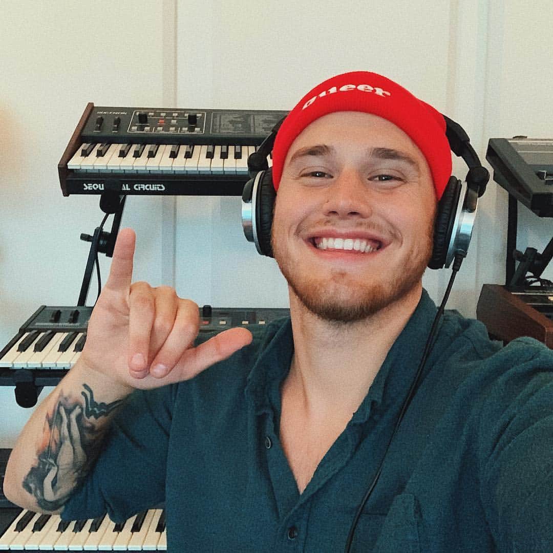ブランドン・シェイアのインスタグラム：「I definitely had one the worst weekends of my life but here I am writing about it with my lovely friends. I’m lucky my job is actual therapy cuz I don’t know how else I would be functioning right now without music.」