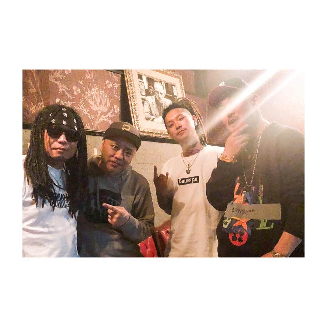 のインスタグラム：「いわき市のアフターパーティーでDJ OASISと ハブ酒にやられた夜  #いわき市 #djoasis #diablo #ハブ酒 #コブラ酒 #ウミヘビ酒 #djlife #tourlife #locohama」