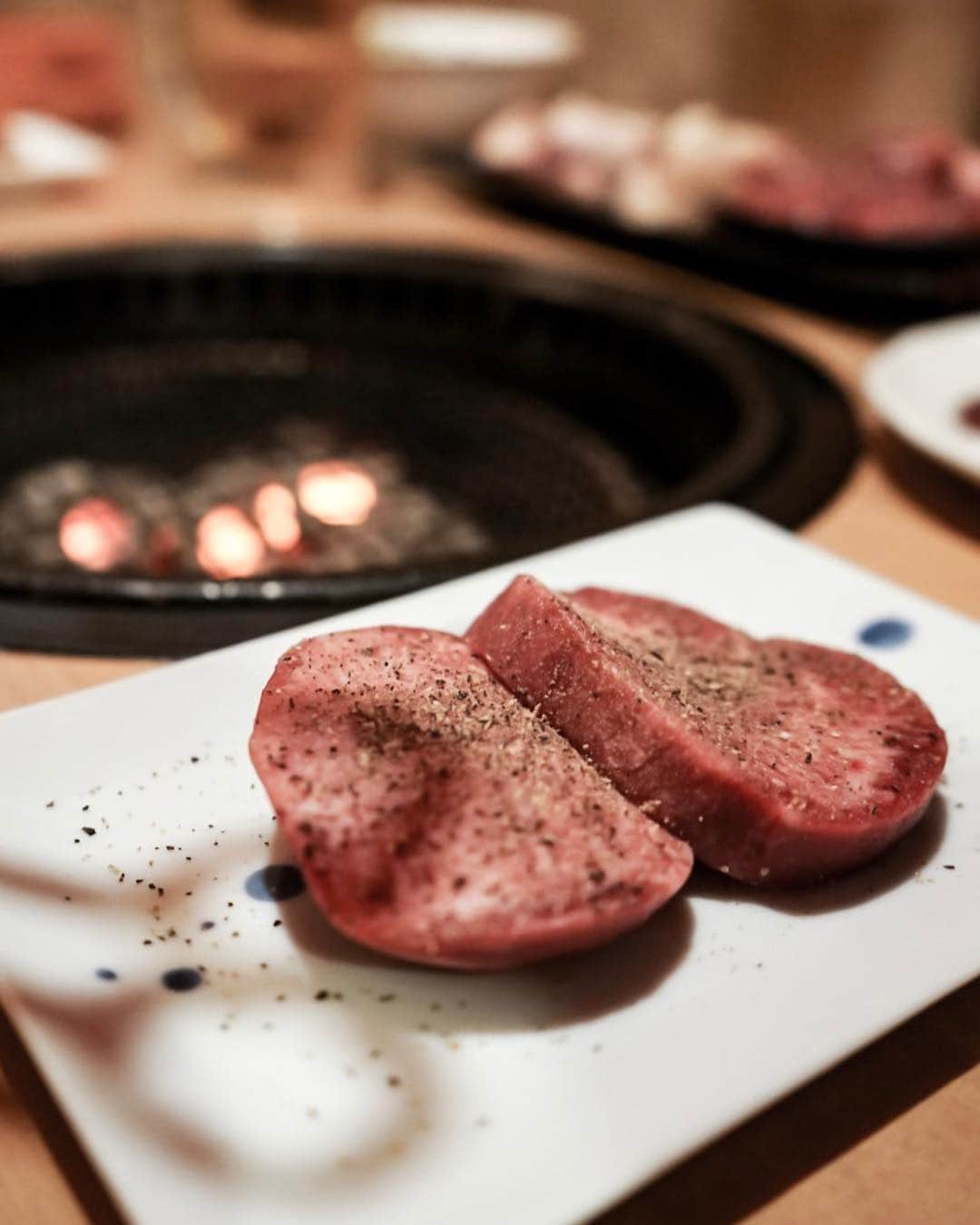 島野ミキさんのインスタグラム写真 - (島野ミキInstagram)「・ ・ 📍 焼肉勉強  @yakiniku_benkei "A5ランク黒毛和牛"のとろける極上ステーキ肉と 厚切り牛タンがたまらなく美味しかったです。 冗談抜きで今まで食べた牛タンの中で一番美味しかった。 店長さんも感じの良いお店で また行きたいと思えるそんなお店でした😌✨ ・ ・ #三郷焼肉 #焼肉勉強 #記念日デート #三郷グルメ #吉川焼肉 #埼玉焼肉 #三郷デート #ららぽーと新三郷 #pr #コラボベース#肉#肉食女子#牛タン#Life #乾杯#ビール#飲み会#飲み#女子会#食レポ#グルメ旅#グルメ巡り#グルメ好き#family#ステーキ#🥩#焼肉#焼肉大好き#黒毛和牛」4月30日 10時27分 - miki_shimano