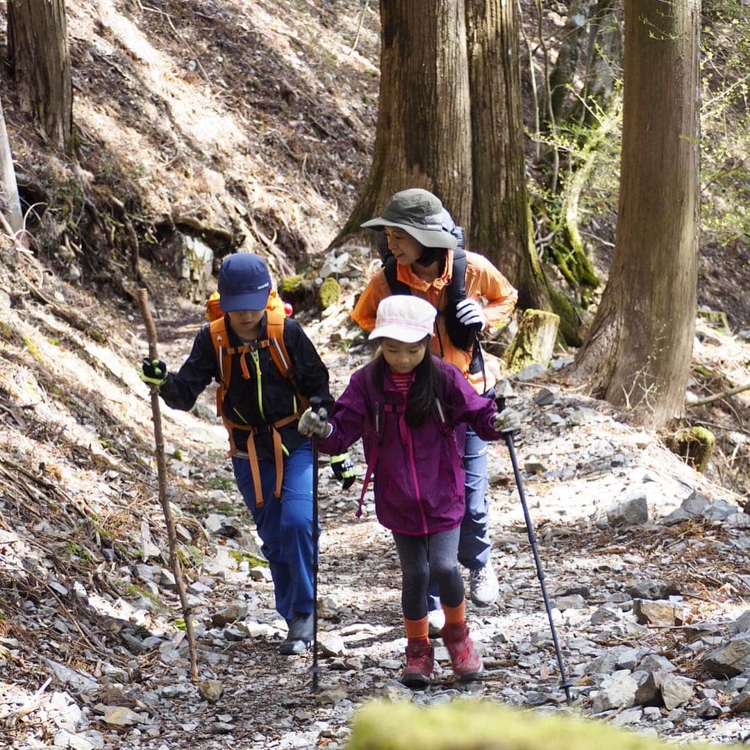 AYUMIさんのインスタグラム写真 - (AYUMIInstagram)「家族登山 子どもたちにとっても、私たち親にとっても 大切なことを〝感じる〝時間になりますようにと 今回は山頂のお寺の宿坊へ . . #AYUMIアウトドア #家族登山 #登山 #アウトドア #outdoor #montbell」4月30日 10時38分 - ayumiayunco
