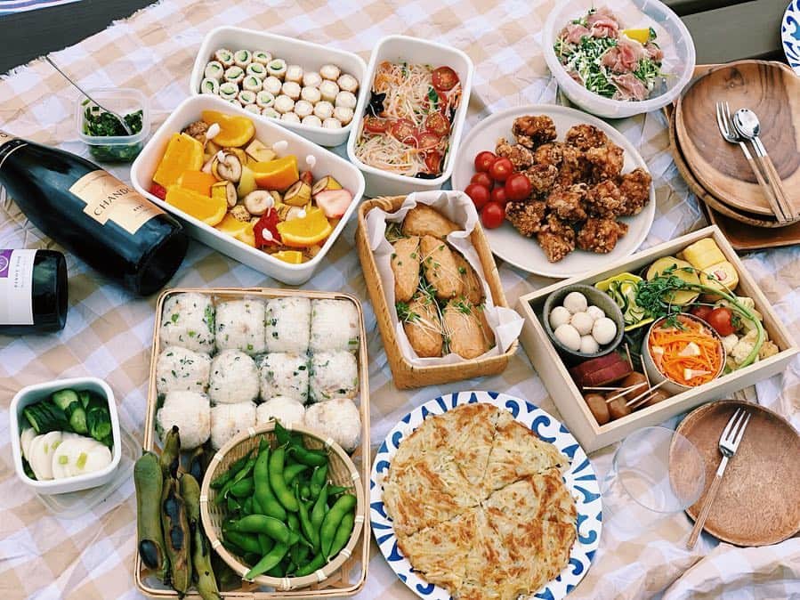 原田沙奈子さんのインスタグラム写真 - (原田沙奈子Instagram)「GWピクニック！ 昨日はちょっと曇り空だったけど我が家は家族全員で参加できてユズもアマネも嬉しそうで良かった♡ レイちゃん家とゆきちゃん家とお弁当を持ち寄り。 お外でみんなで食べるごはんの美味しさったら、もう。 リボとユズの絶妙な距離感🐶🐕を上手くコントロールするかたちゃんは7枚目。 アマネとアオバも相変わらず元気で公園で駆け回り、シャボン玉、ボール遊び、飛行機飛ばしと、ものすごい体力を見せつけてくれた。 レアキャラのあっくんがずーっと子供たちと遊んでくれてて埋もれてる10枚目。←常にこんなん 日も暮れてピクニックでは足りず、みんなでゆきちゃん家に帰ったのでした。まる🙆‍♀️ #ピクニック#ピクニック弁当#アマネとアオバ#ユズとリボ#タイミング良く集まれたことに感謝」4月30日 10時35分 - sanakoharada