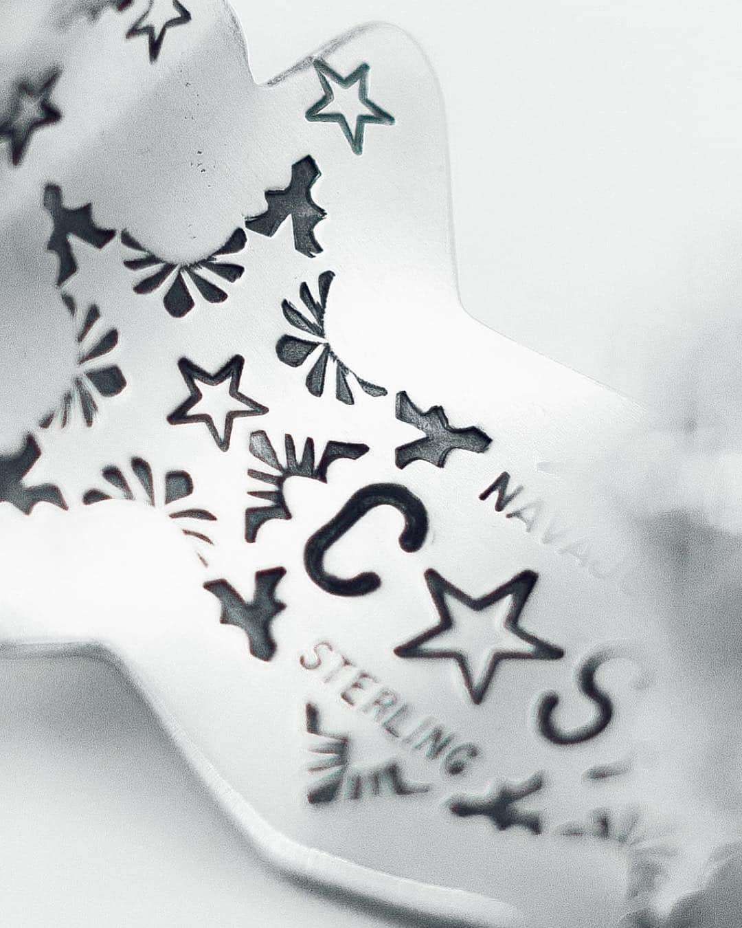 コディ サンダーソンのインスタグラム：「HANDCRAFTED 🔨 @codysandersondesigns . . . . . . . . . . . . . . . . . #codysanderson #2019 #jewelry #ring#cuff #bracelet #star #cs」