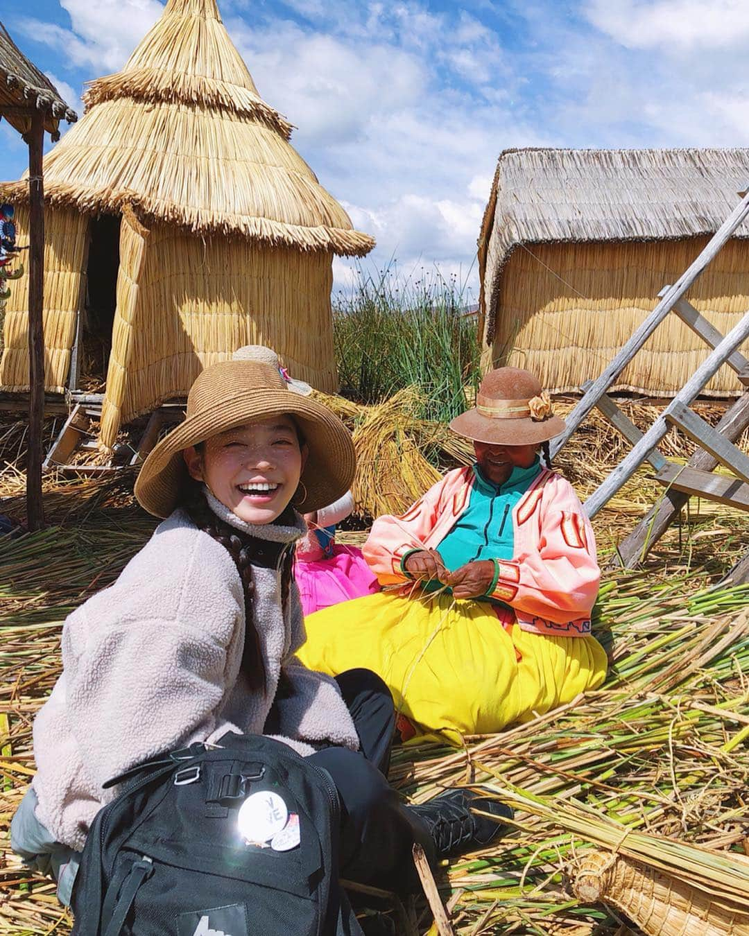 阿久津ゆりえさんのインスタグラム写真 - (阿久津ゆりえInstagram)「そろそろ旅も終盤です🌞🌈 ペルーに来てから驚きの連続な毎日だけど、ウロス島にもびっくりさせられました！ ウロス島はチチカカ湖の上に浮いている複数の島を総称した名前で、島全体が葦(あし、トトラ)で出来ています🏝 その島々に人が住んでいたり、病院、学校、レストランや美容院もあるんだそう😳！ 今回わたしはウル族のご家族が住んでいる島にお邪魔してきました。 ボートから降りて島に最初に足を踏み入れた時、葦がふわふわしてとても気持ちよかった〜！🌿 カラフルな民族衣装も、長い三つ編みの先に付いてた巨大なボンボンも、トトラの船(小)を作ってたおじちゃんのくしゃくしゃ笑顔もぜ〜んぶ魅力的で大好きになったよ☺️❤️ トトラの船(大)に一人で乗せてもらえたのもいい思い出です😹🚣‍♀️笑 湖の上で暮らしている彼らの生活をほんの一部だけど見れてよかった！ また会いに行きたいな〜。 #VisitPer#ペルー #peru  #プーノ #チチカカ湖 #ウロス島 #ウル族 #意外性大国ペルー #島の寿命は大体15年くらい #民族衣装は島ごとに違うらしい #みんなシャイで可愛い  #アイマラ語 も教えてもらいました #カミサラーキ は #調子はどう? #ユスパガーラ は #ありがとう だよ #yurie_travel」4月30日 10時40分 - yurie__a