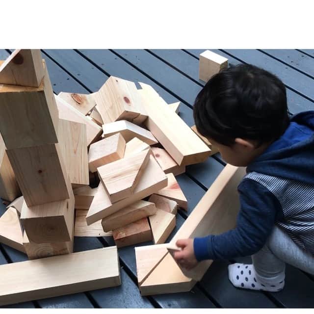 浅見帆帆子さんのインスタグラム写真 - (浅見帆帆子Instagram)「#GWは軽井沢 です。 工事の方たちがデッキの修理に余った木材を置いていってくださったので、#息子の積み木 にしました。  #ヒノキの積み木 #木材で積み木 #浅見帆帆子」4月30日 10時42分 - hohokoasami
