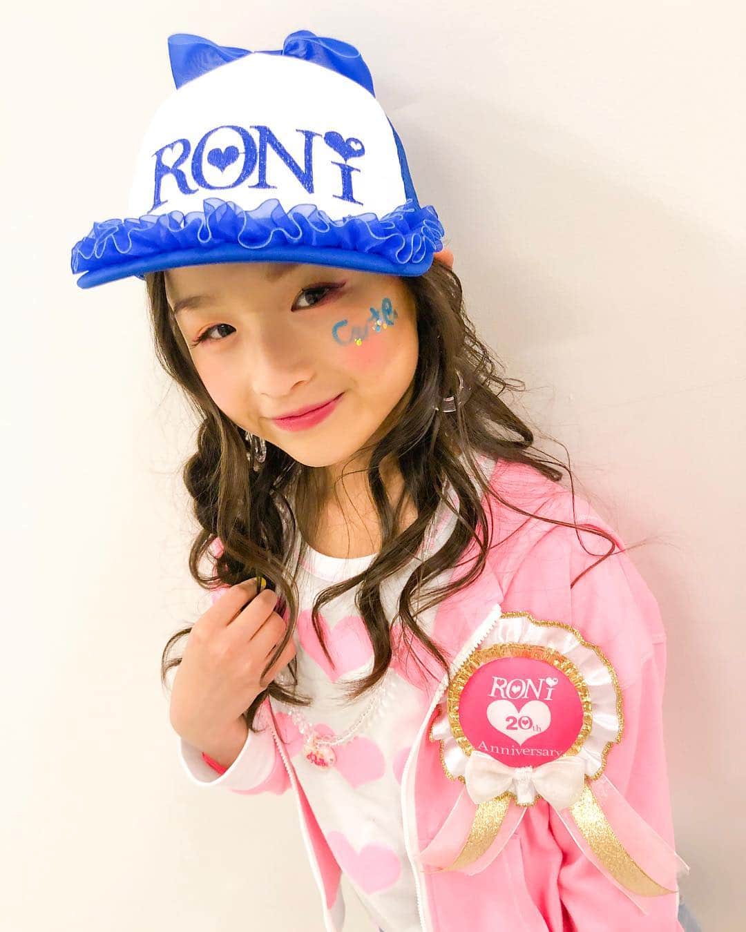 RONI WORLDさんのインスタグラム写真 - (RONI WORLDInstagram)「⚾︎プチ☆コレ9⚾︎﻿ ﻿ ❤️🧡💛RONI GIRLS 8th💙💚💜﻿ ﻿﻿オリジナルステージのコーデ紹介しちゃいます♡﻿ ﻿ メイクもポイント💄﻿ メンバー全員ほっぺたに可愛い文字が♡﻿ スワイプ➡︎してみてね‼︎﻿ ﻿ RONI GIRLS MODELS_﻿RIRU ﻿ @ronigirls_8th﻿ ﻿ #プチコレ9 #プレイボール ⚾︎﻿ #RONI #ロニィ﻿﻿﻿ #ronigirls #ronigirls8期生 #ロニガ﻿ #model #dancer ﻿ #子供服 #kidsfashion﻿﻿」4月30日 10時43分 - roni62insta