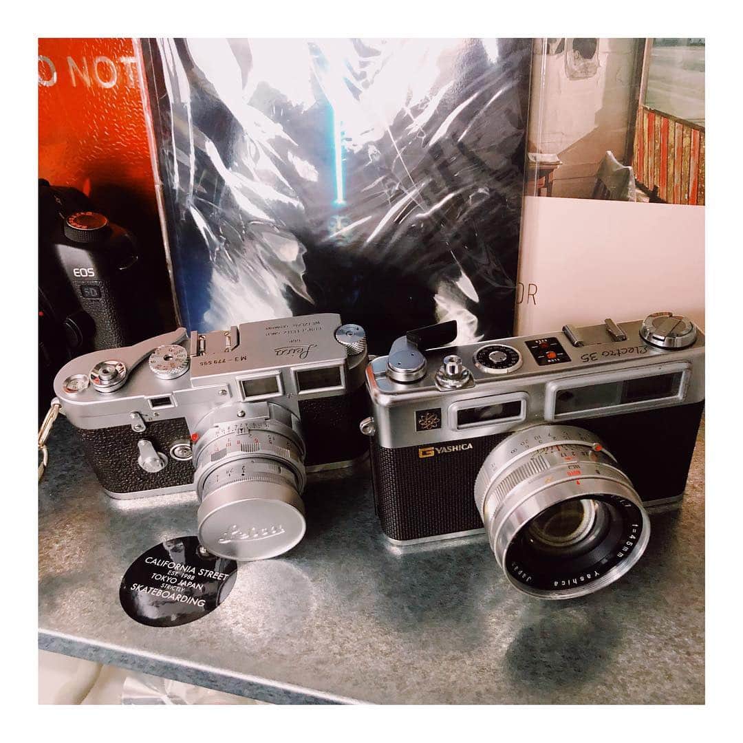 のインスタグラム：「ハードオフのカゴの中から掘り出し物を見つけた。  Yashicaのレンジファインダーカメラ。 シャッタースピードだけAutoで発動する半マニュアル機。70年代のモデルみたい。  レンズも綺麗でF1.7の明るいレンズを積んでる。  そして価格540円。 あざーす🥰🎉. . となりのライカと比べると一回りだけ大きい  #ヤシカ #yashica #フィルムカメラ #filmcamera」
