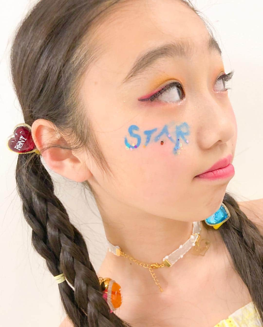 RONI WORLDさんのインスタグラム写真 - (RONI WORLDInstagram)「⚾︎プチ☆コレ9⚾︎﻿ ﻿ ❤️🧡💛RONI GIRLS 8th💙💚💜﻿ ﻿﻿オリジナルステージのコーデ紹介しちゃいます♡﻿ ﻿ メイクもポイント💄﻿ メンバー全員ほっぺたに可愛い文字が♡﻿ スワイプ➡︎してみてね‼︎﻿ ﻿ RONI GIRLS MODELS_﻿JUNJU ﻿ @ronigirls_8th﻿ ﻿ #プチコレ9 #プレイボール ⚾︎﻿ #RONI #ロニィ﻿﻿﻿ #ronigirls #ronigirls8期生 #ロニガ﻿ #model #dancer ﻿ #子供服 #kidsfashion﻿﻿」4月30日 10時46分 - roni62insta