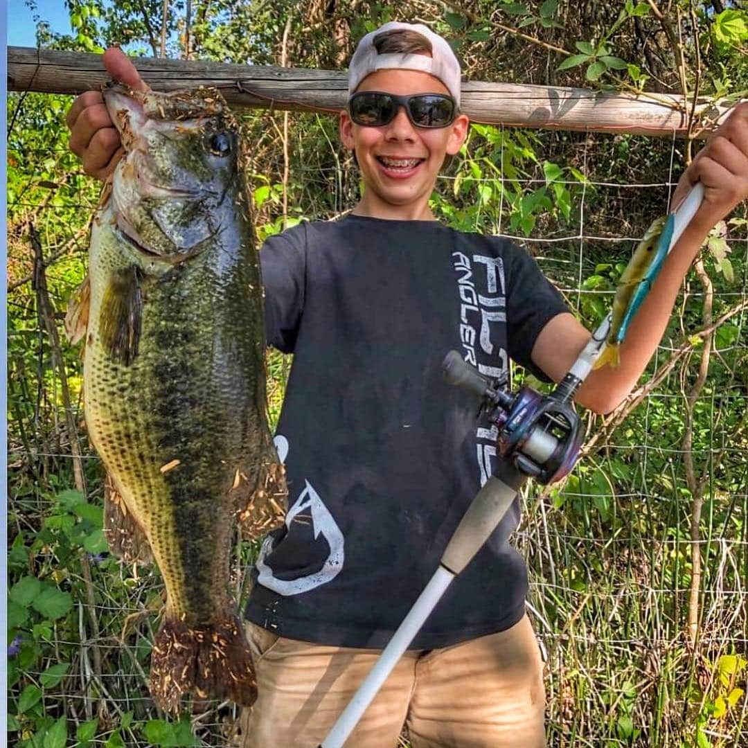 Filthy Anglers™さんのインスタグラム写真 - (Filthy Anglers™Instagram)「Motivation Monday: If you know me, you prob know I love kids, I’m a dad of twin girls (8yrs old) and my full-time job is running youth programs/sports for a Town in Massachusetts. So when I see a kid fishing my eyes light up. I mean look at the smile on @eli_haack_5 and this chunk: Alright im going to go on a tangent now, I apologize but it’s fitting for this post. So I had 15 minutes before I had to pick up my kids from school today so I swung by a local pond to take a few casts. As I pulled up I saw a young kid fishing alone and struggling with a tangled line, he might of been 11. I didn’t even take my rod out of the truck I went over asked if he had any luck and if I could help, he said yes please (love polite kids). After pulling a lot of line out I made the call to cut his losses. He didn’t have pliers so I grabbed my @line_cutterz ring and said use this, he was in aww that it cut and I let him keep it. He got his line back on, I showed him a palomar knot and he was ready to go. I didn’t fish I just talked to him about fishing and he even gave me some tips on where he’s had luck. Before I knew it I had to pick up my kids, I ran to my truck gave him a Filthy hat and he was so grateful and excited, day made. If you see a kid fishing, I challenge you to talk to them, teach them something you wish you would have known at a young age. I always say it costs nothing to be kind and it honestly brightened up my day probably more than his. Biggest regret I didn’t get his name or a photo as I had to rush to get my kids. @eli_haack_5 keep doing you man I love it, you are Certified Filthy! www.filthyanglers.com」4月30日 10時50分 - filthyanglers