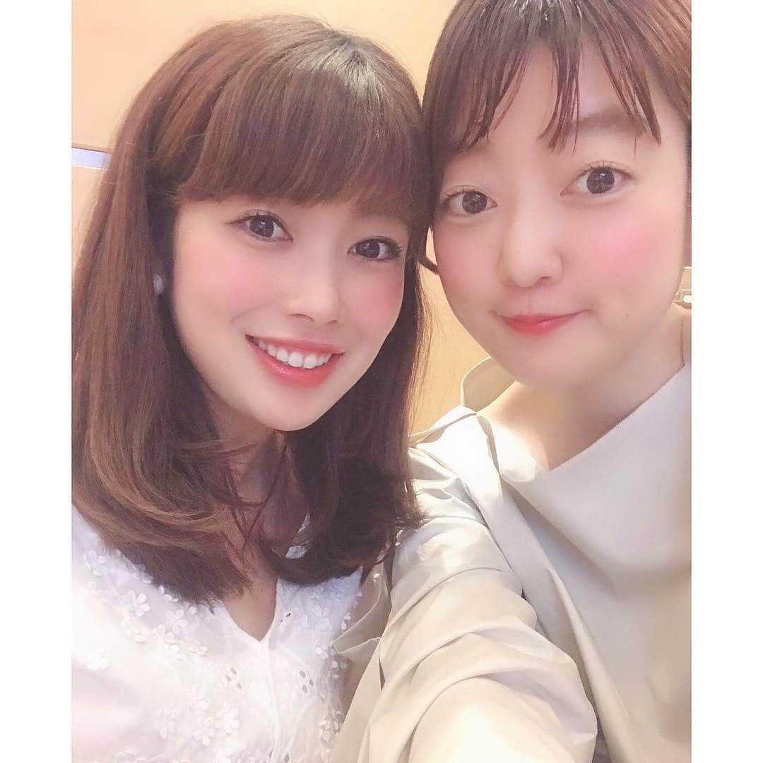 梅山茜さんのインスタグラム写真 - (梅山茜Instagram)「. ＊久しぶりの彼女と、、❤️＊ . 先日東京出張に行ったときのこと🐥 久しぶりに和田ちゃんに会えたぁぁぁぁ😭💕 高知さんさんテレビの元アナウンサーで 高知にいた時は局は違えど一緒に仕事もしたり 多い時は週に3回ぐらい会ったりしてた大親友😚 なのに今回半年ぶりぐらいだった💦 わずかな時間だったけど 溜まりに溜まった色んな話が出来たし とっても濃い時間でした🕑 天使のような優しさで包み込んでくれてありがとう👼💕 来月また会えることになったから、楽しみに頑張るっ💪 . さて、今日が#平成最後の日 。 今まで何かと#平成最後 なんて言ってたけど 今日が本当の最後となると感慨深い。。。 平成に生まれた私はこの時代しかまだ知らない訳で それが終わってしまうというのは少し悲しい気もしますが 次の#令和 は梅の花にちなんだ歌が出典。 私もそんな明るく綺麗な花を 咲かせられるような人になりたいし そういった時代にしていきたいな🌸 そしてGW真っ只中ですが 寒暖の差で体調を崩しやすい季節。 私もそのうちの一人。。。 もう回復しましたがみなさんも風邪にはお気を付けて 楽しい連休をお過ごしください✨ . 梅山 茜 . #ゴジカル#アナウンサー#女子アナ#四国放送#徳島#高知#東京#親友#出張#東京出張#平成三年#徳島カフェ#高知カフェ#東京カフェ#梅#梅山茜#カフェ巡り#同期#cafe#morning#run#running」4月30日 10時51分 - umeyama_akane