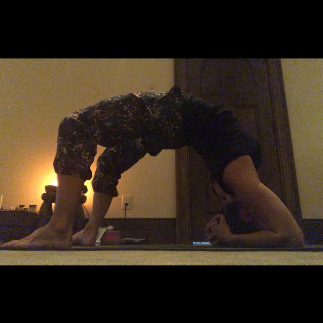 ダニカ・パトリックさんのインスタグラム写真 - (ダニカ・パトリックInstagram)「The main area of my body that I have to work on flexibility is my shoulders. I’m sure it’s from racing for 27 years and probably even tighter from my weight training..... it just means I have to work on it a little harder. So the pose I am showing is one that someday I hope I can turn into a backbend on my forearms. ☺️ I practice yoga at home a lot. I can do it anytime, customize my class, and play around during or after without a time restraint. I use @yogaglo and today, @tiffanycruikshank had a “back care” class that rocked my shoulder world. 😆 you could say, it was shoulder day.... especially when you also look at my Crossfit workout which was - @95lb 20 hang power clean/10 overhead squat 16 HPC/8 OHS 12 HPC/6 OHS 8 HPC/4 OHS 4 HPC/2 OHS Not to mention the rope climbs and strict hand stand push ups. 🤦🏻‍♀️🤪」4月30日 10時53分 - danicapatrick
